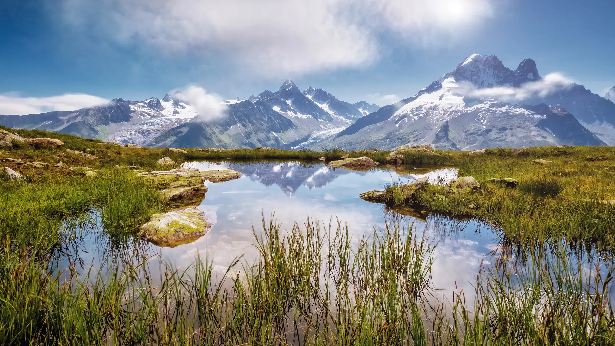 Paysage d'un lac de montagne avec vue sur le Mont-Blanc - Destinations Savoie & Haute-Savoie