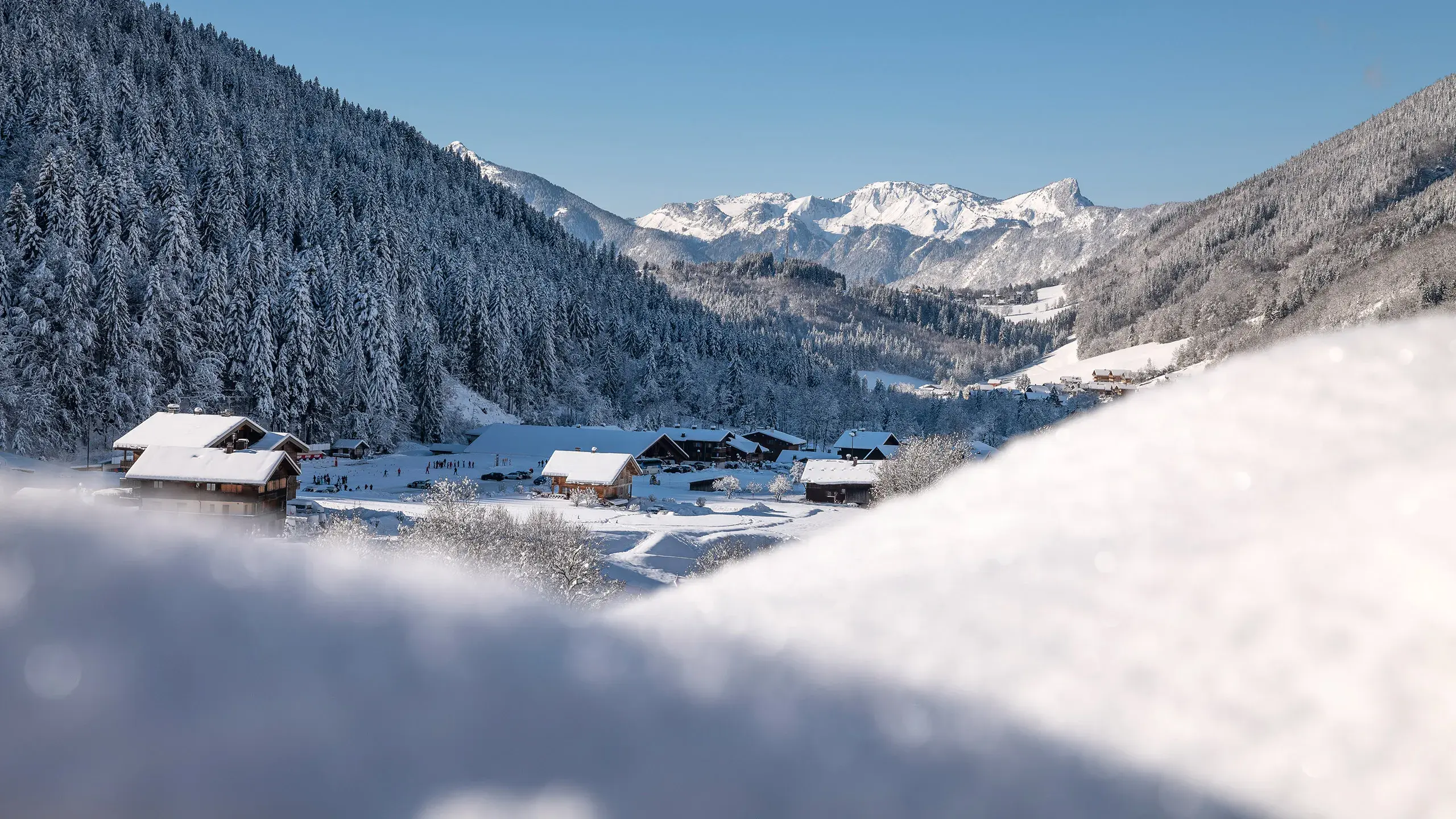 Vue depuis un balcon des Chalets de Joy au Grand-Bornand en hiver