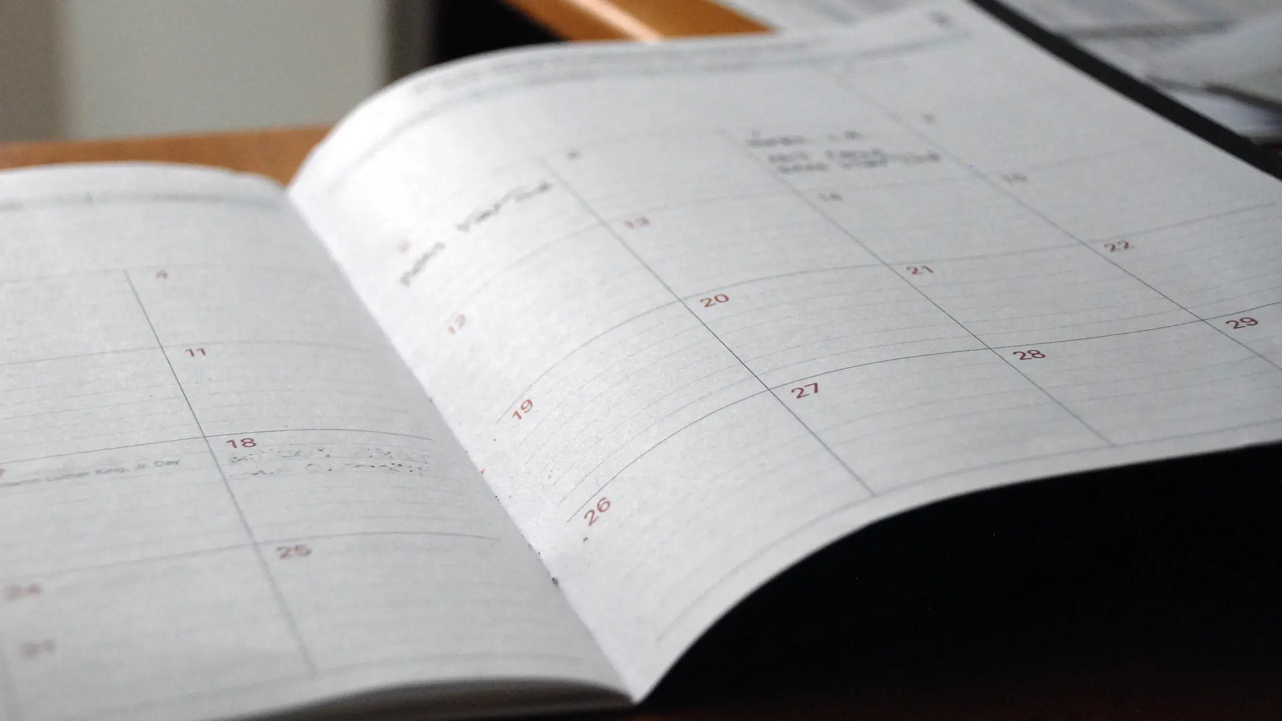 Un calendrier dans un agenda est ouvert