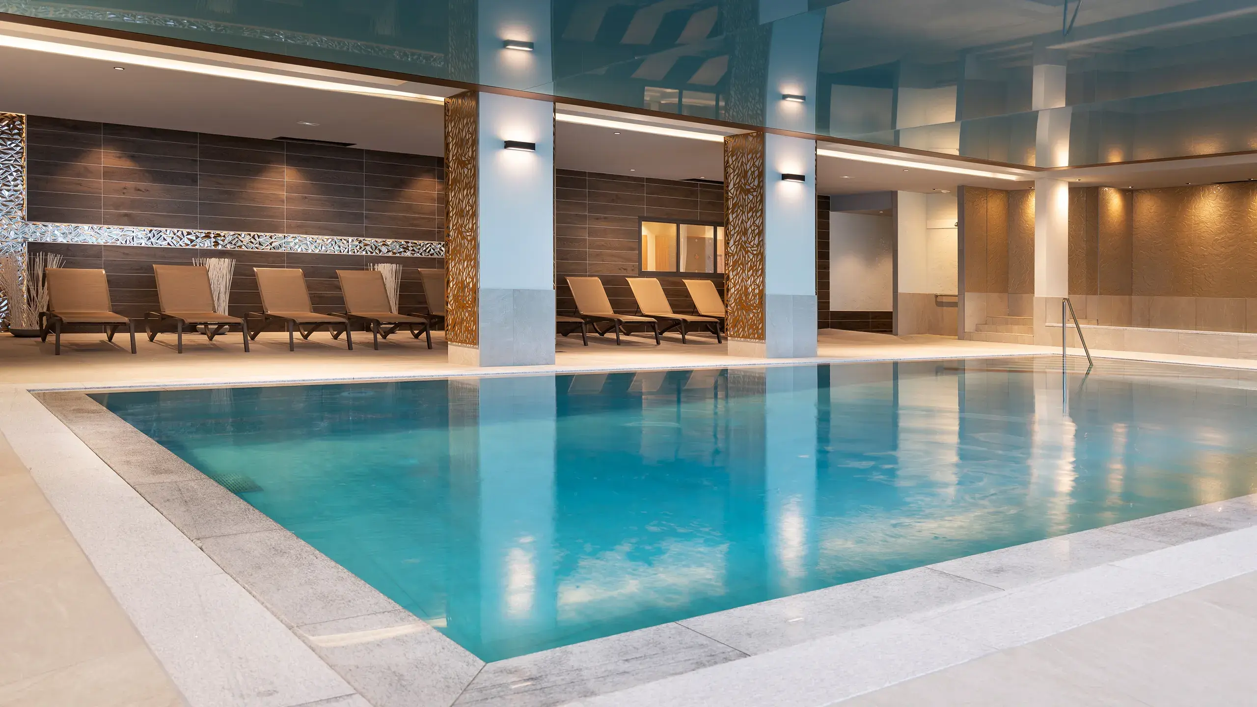 Espace bien être de la résidence Chalets Laska aux Contamines-Monjoie, vue sur une piscine intérieure chauffée