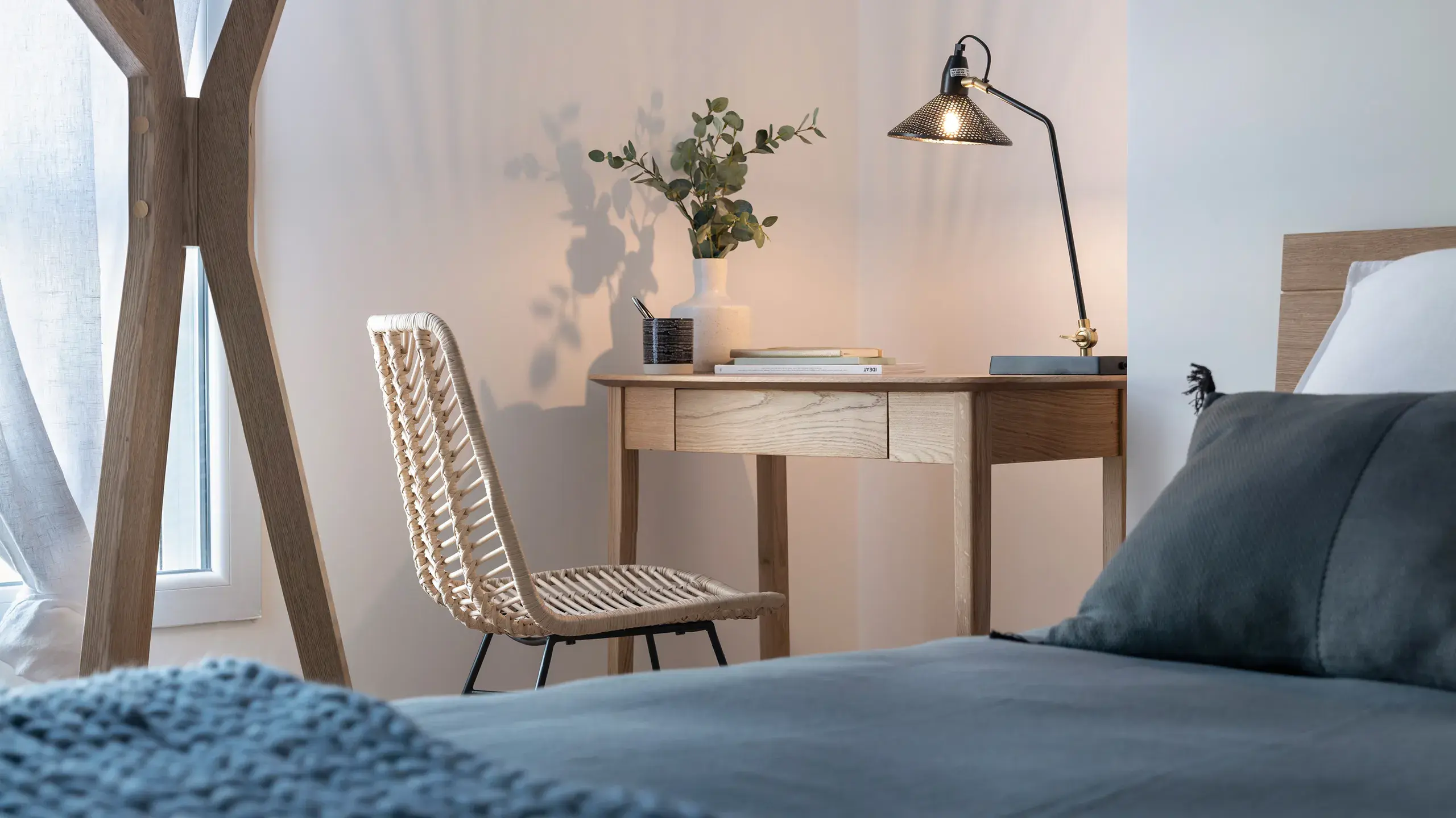 bureau dans une chambre 