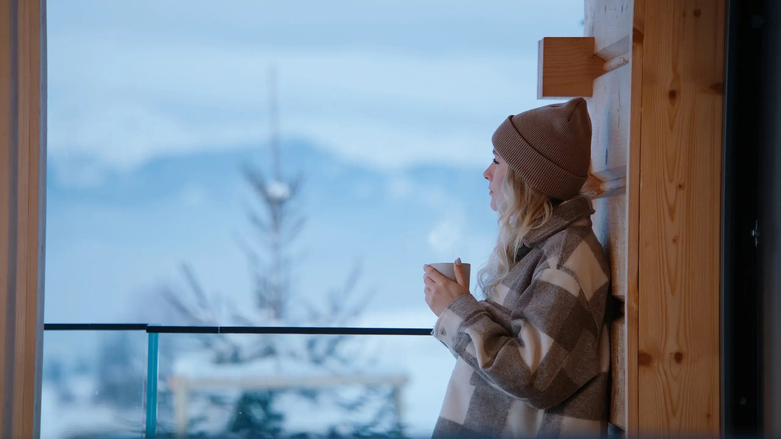 femme entrain d'admirer la vie depuis son balcon