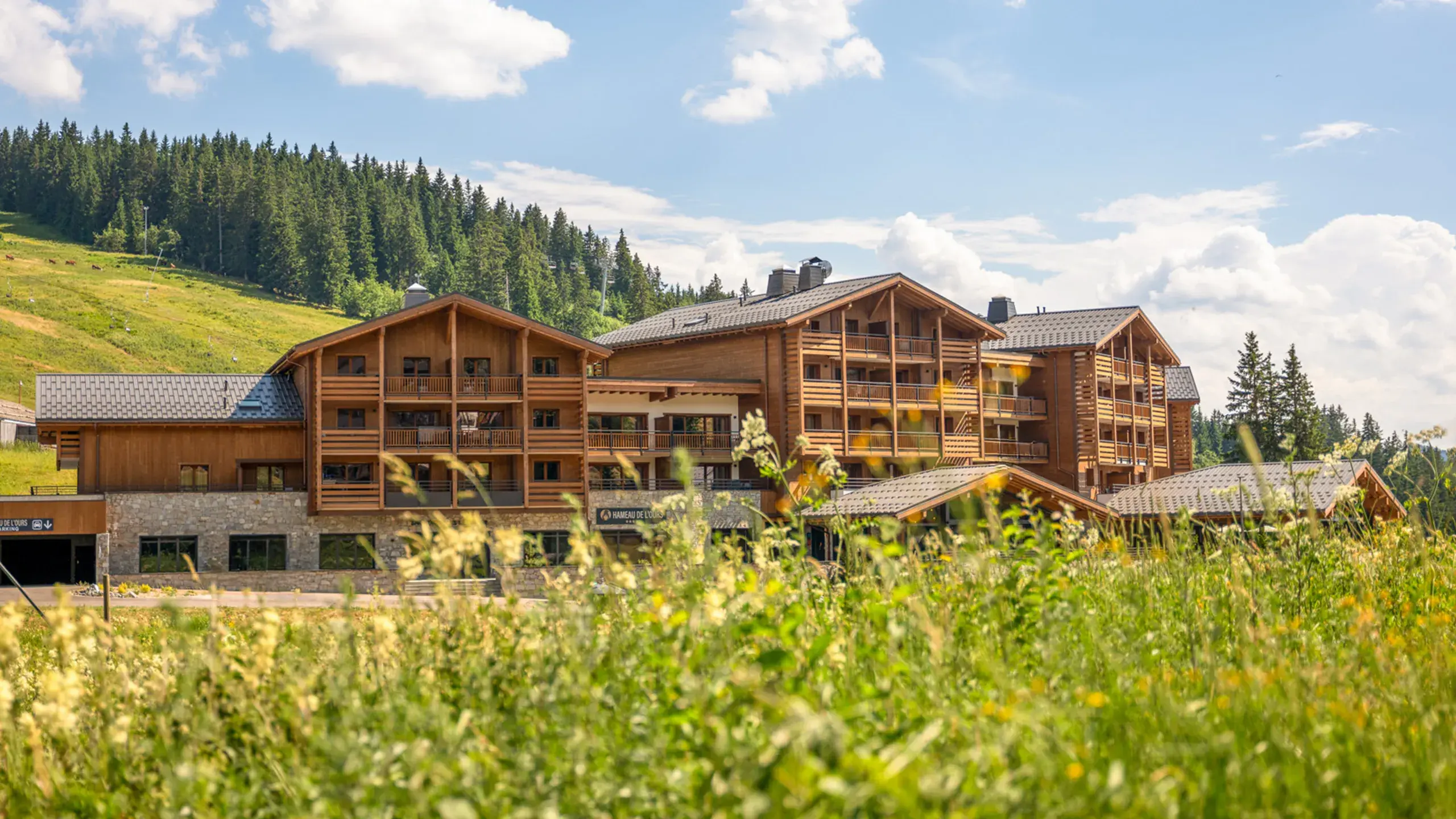 Vue extérieure du Hameau de l'Ours à Manigod La Croix-Fry, en été
