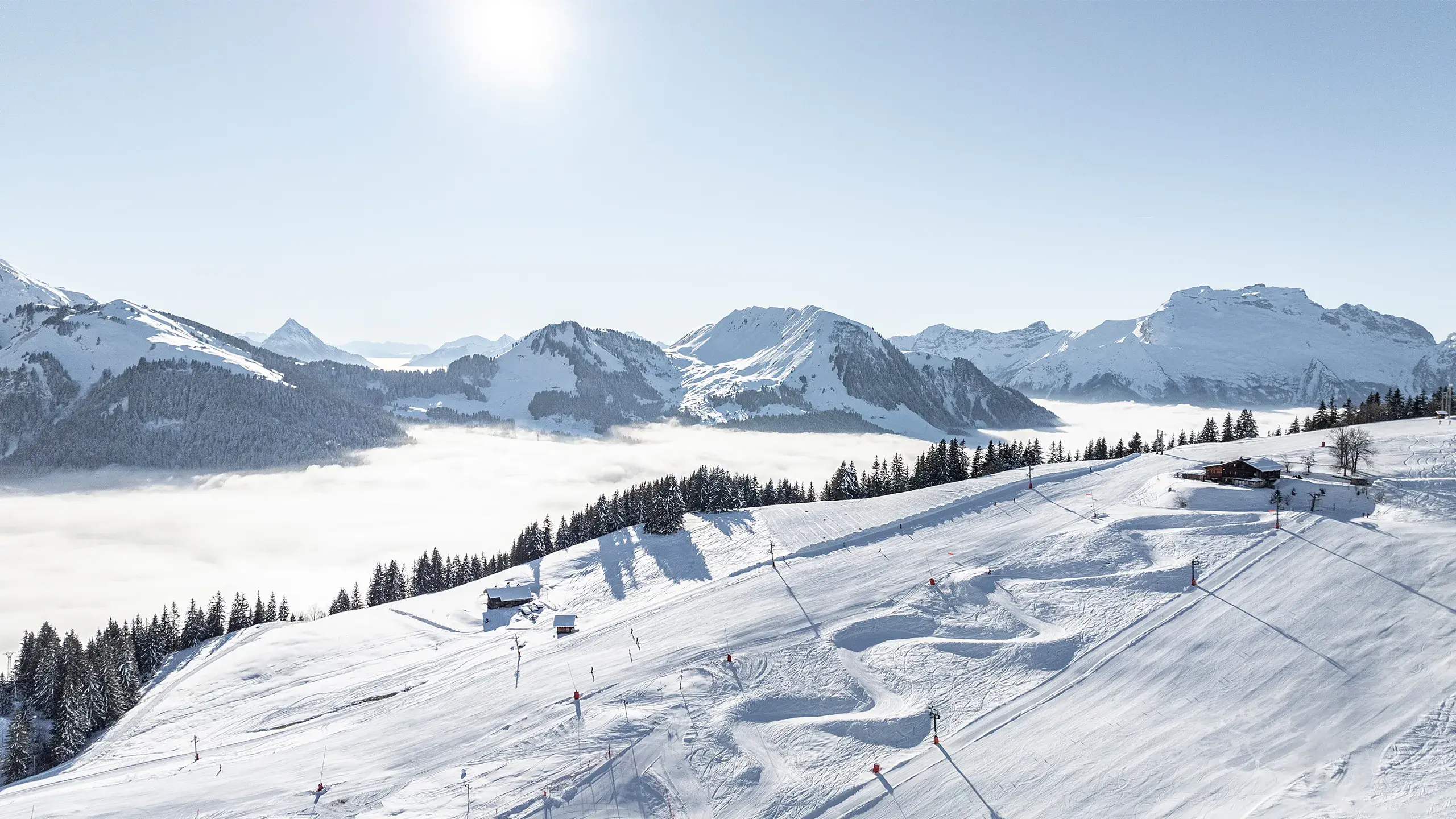 Vue panoramique sur les pistes du domaine de La Clusaz-Manigod