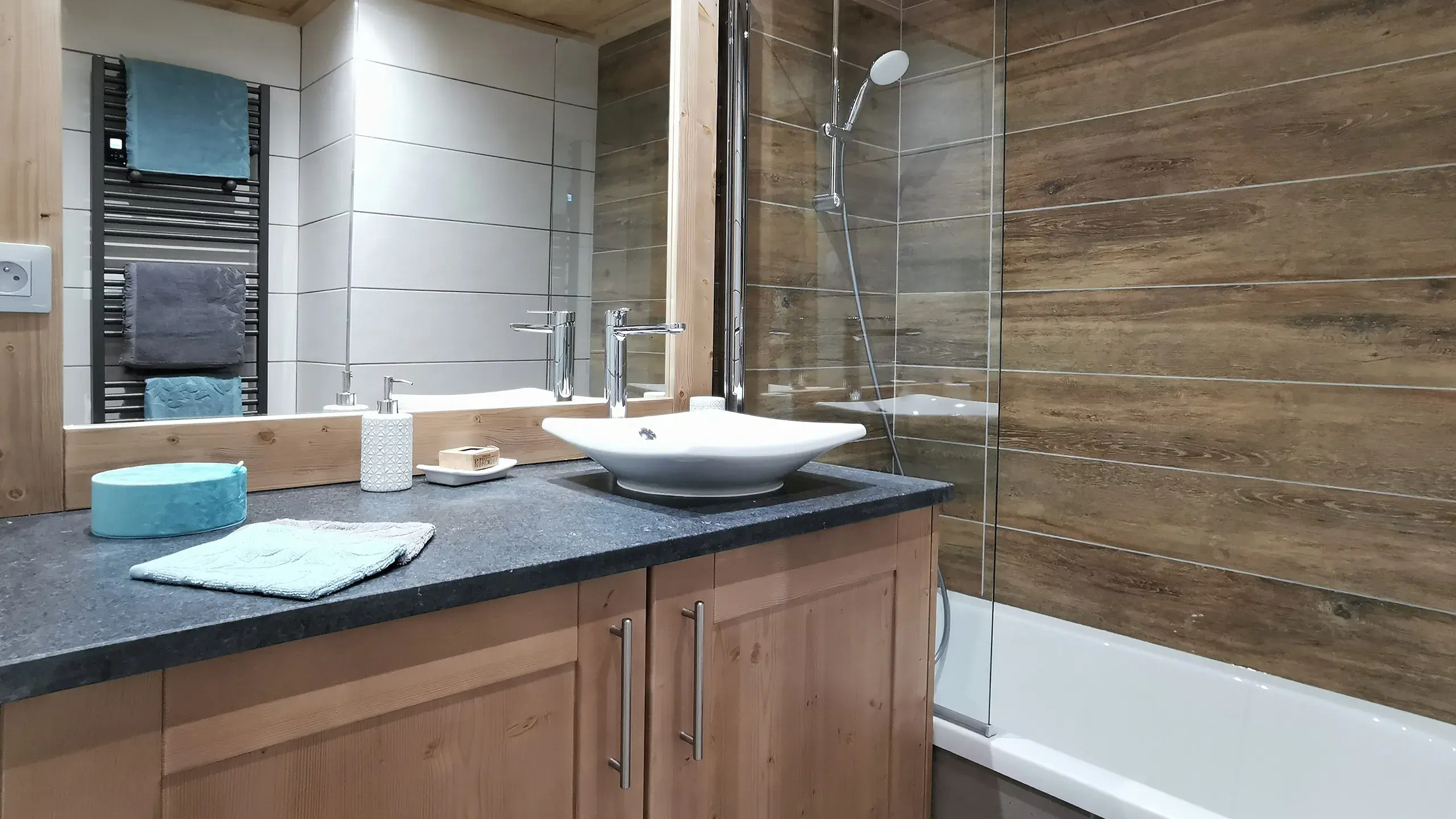 Salle de bains avec baignoire du Chalet Caribou aux Saisies