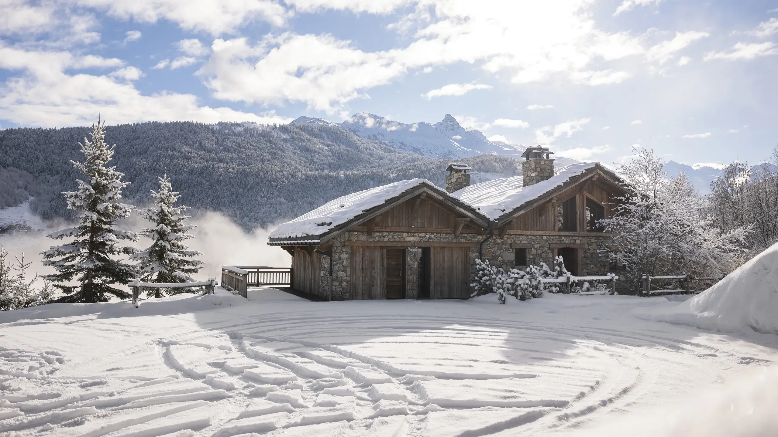 Chalet Apsara à Méribel, entrée du chalet de prestige avec panorama sur les sommets enneigés