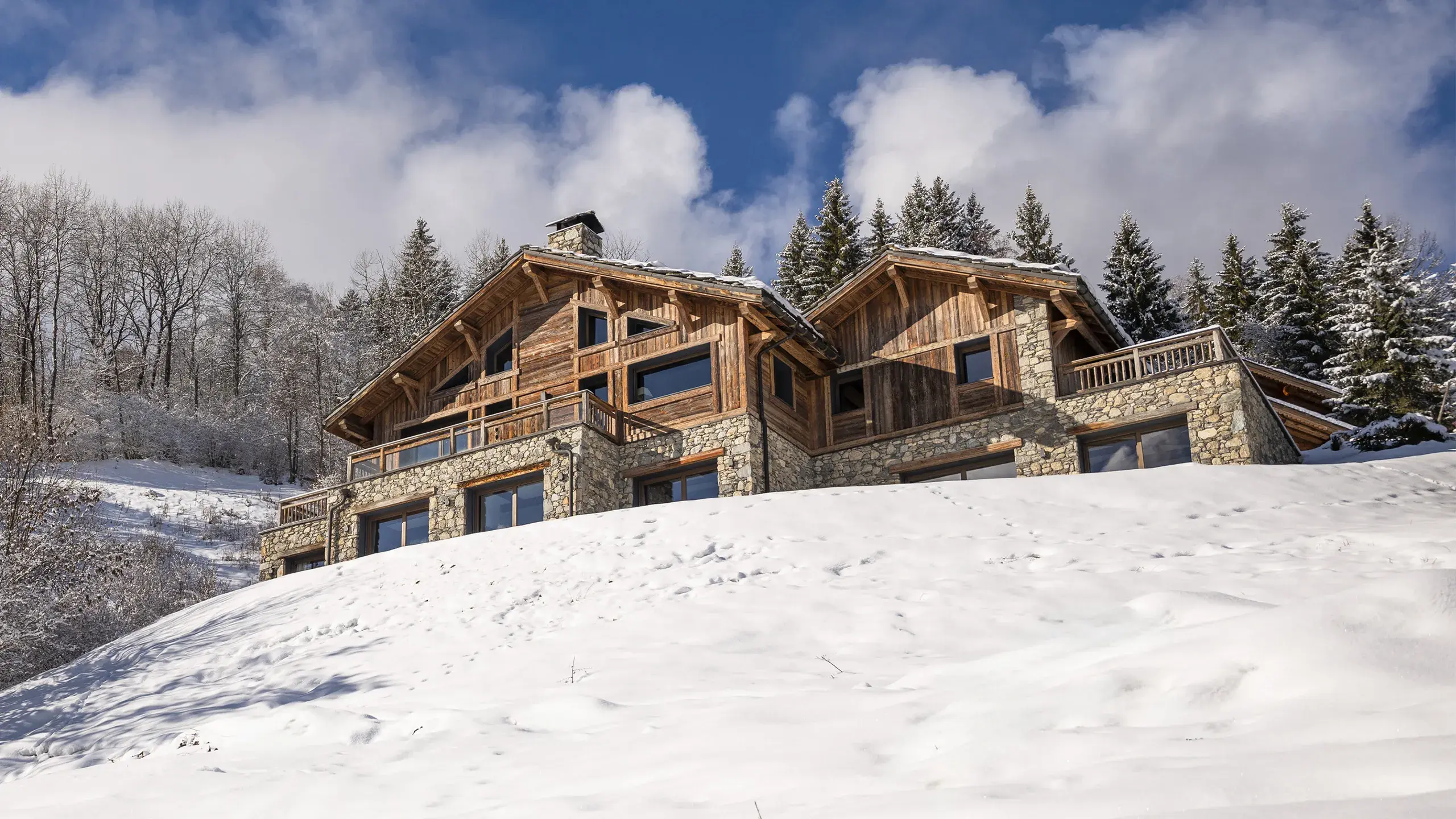 Chalet Apsara à Méribel, façade extérieure du chalet de prestige en hiver