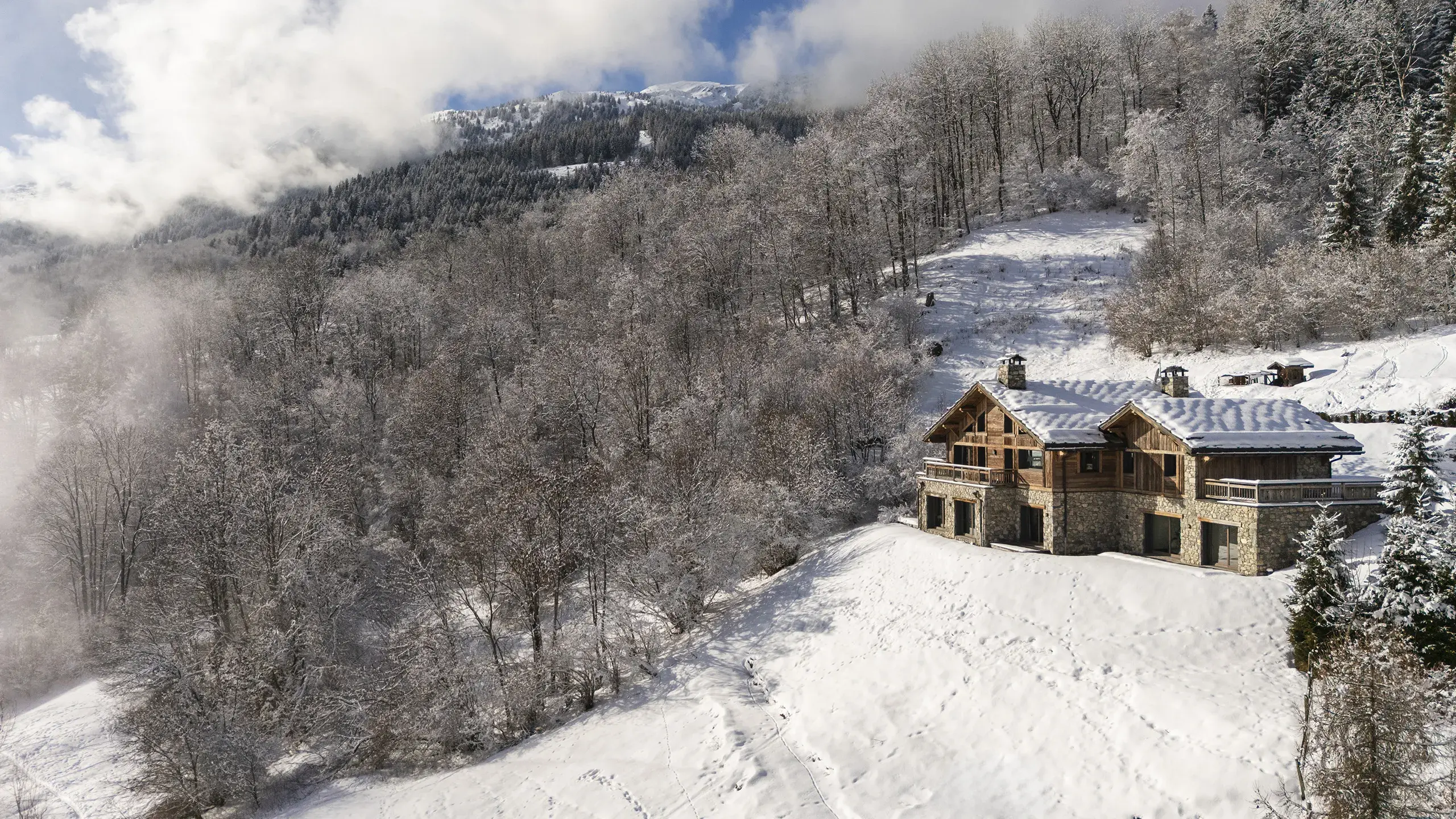 Chalet Apsara à Méribel, panorama aérien du chalet de prestige en hiver