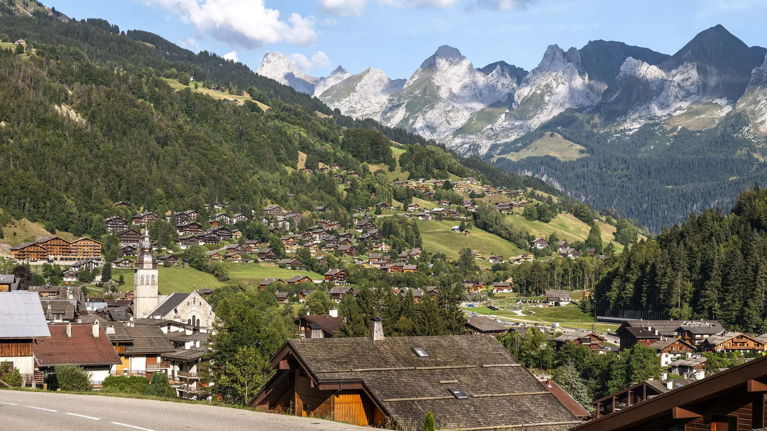 Vue sur Le Grand-Bornand et la chaîne des Aravis en été