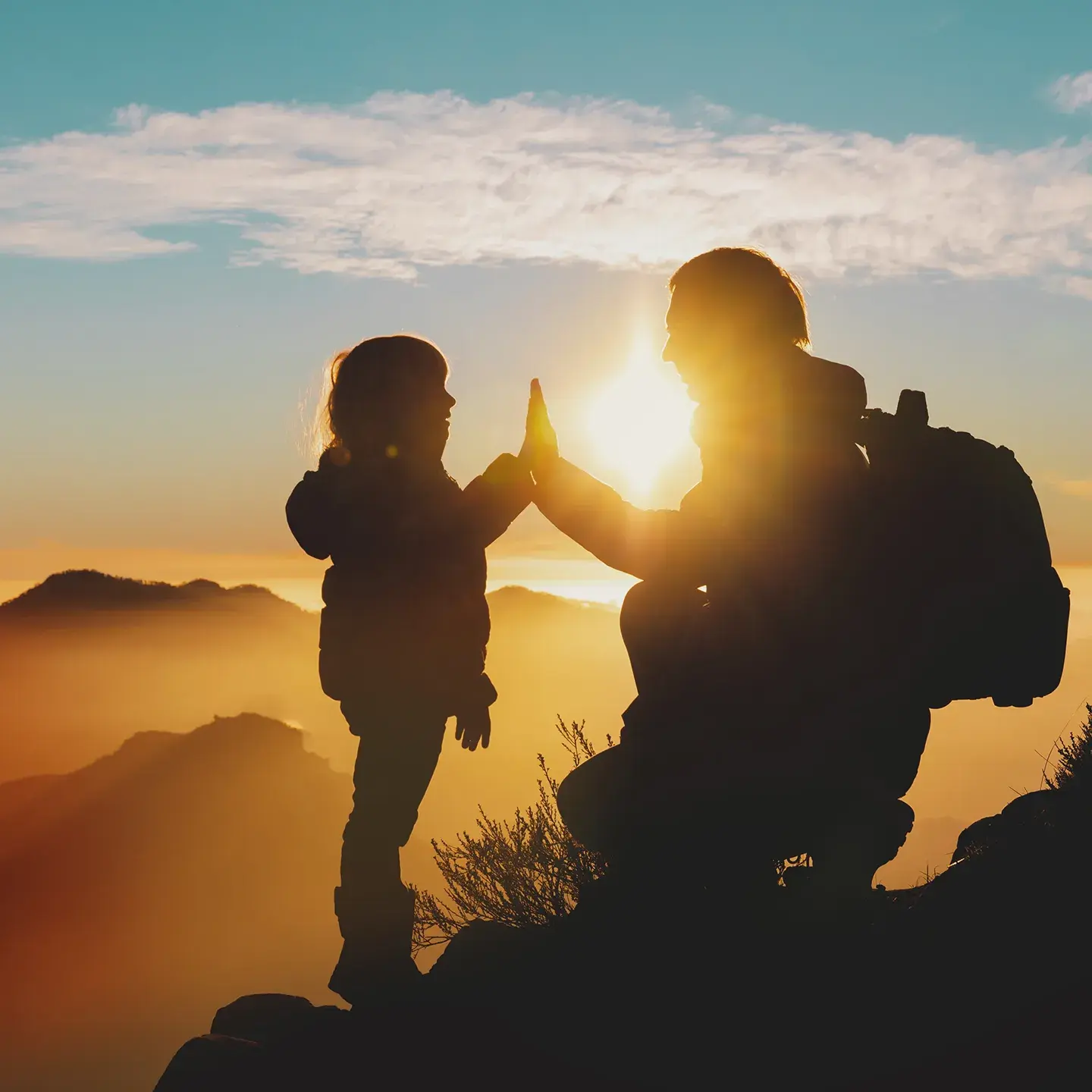 Randonnée en famille au soleil couchant - Destination Savoie et Haute-Savoie
