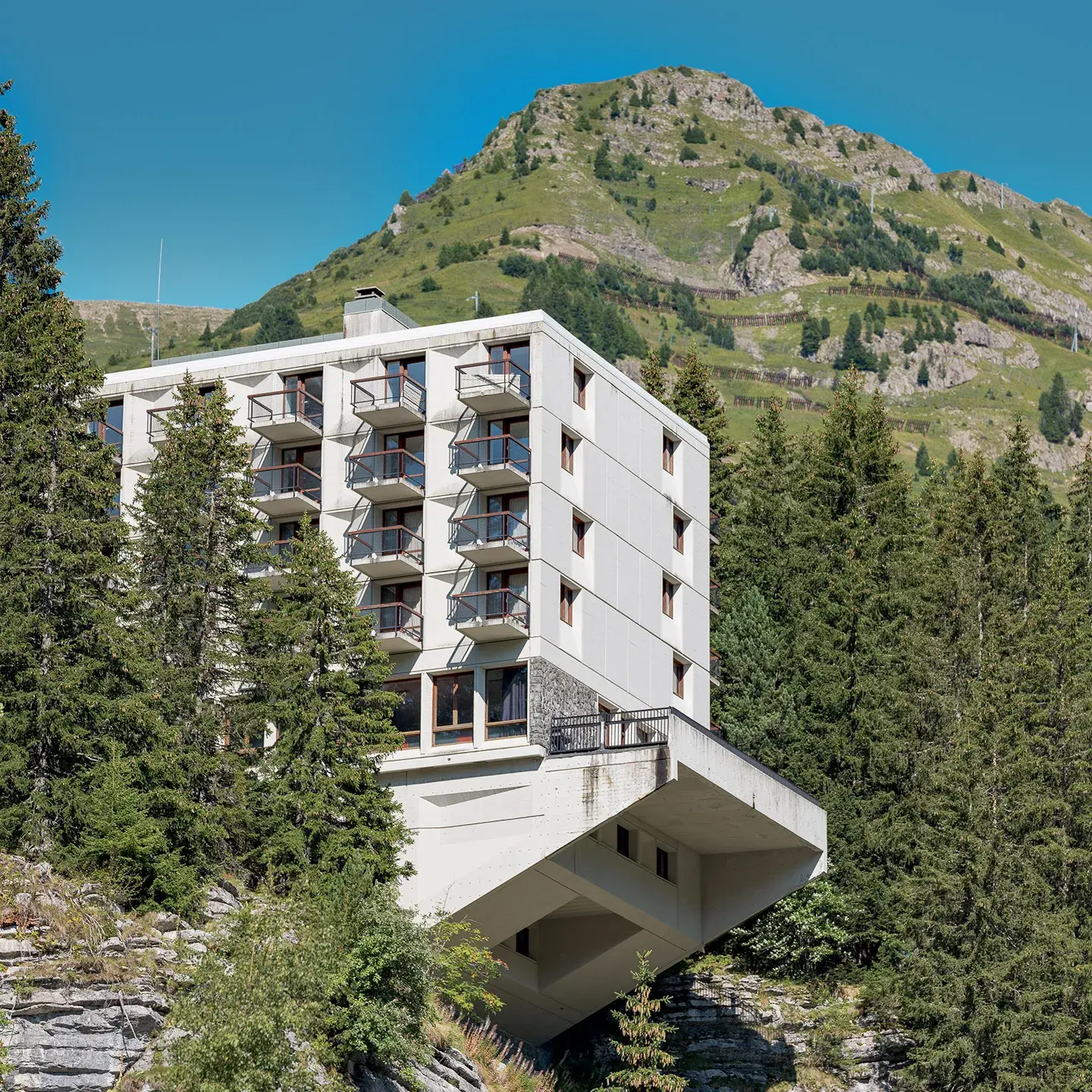 Vue de la façade d'un immeuble en béton de la station de Flaine 