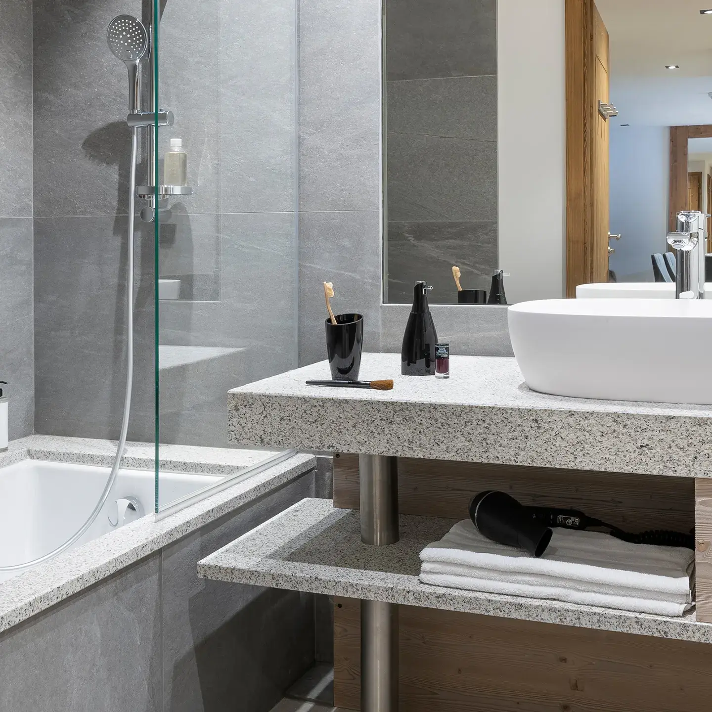 Salle de bains d'un appartement à vendre aux Contamines-Montjoie dans la résidence Chalets Láska