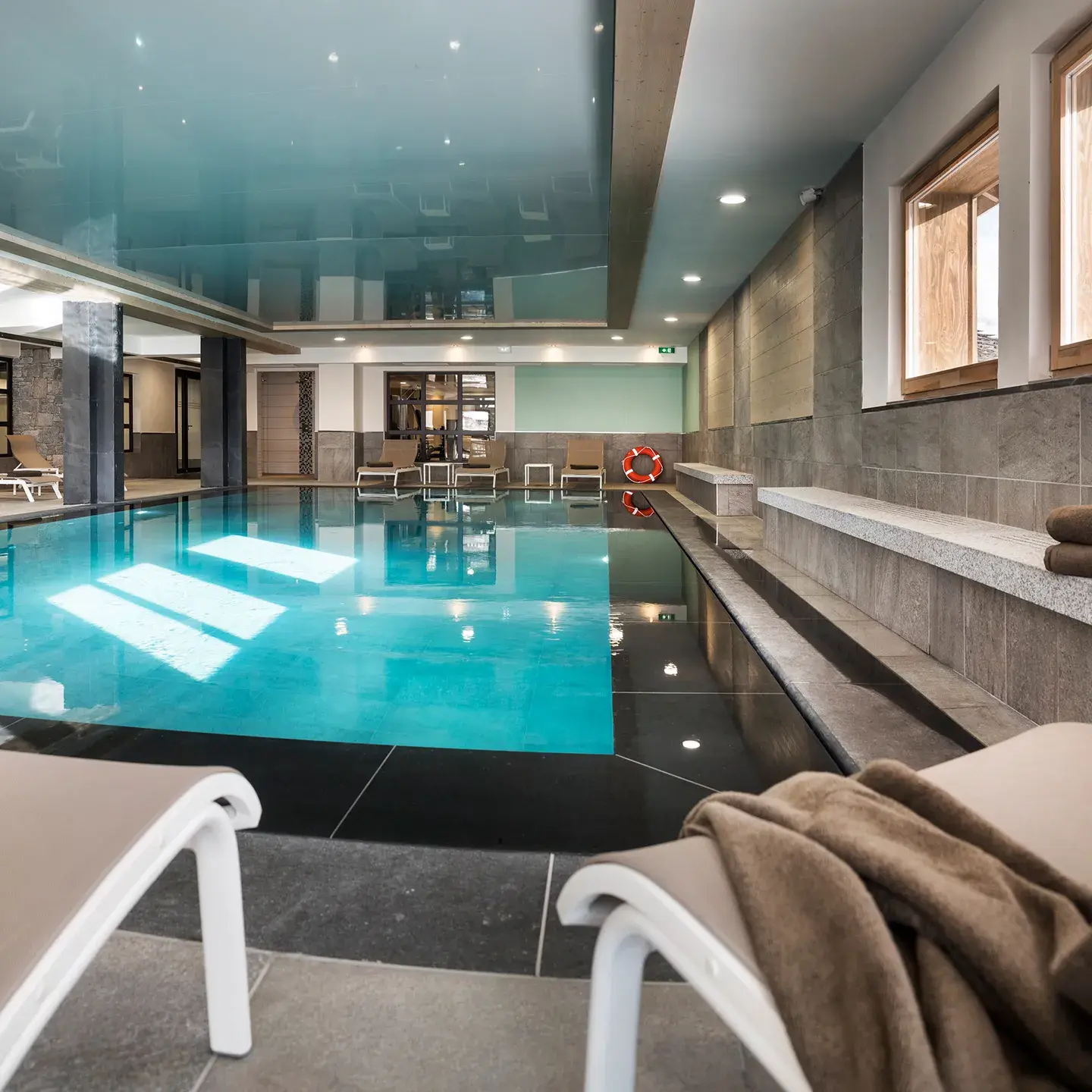 Piscine à débordement de l'espace bien-être du Roc des Tours au Grand Bornand Chinaillon