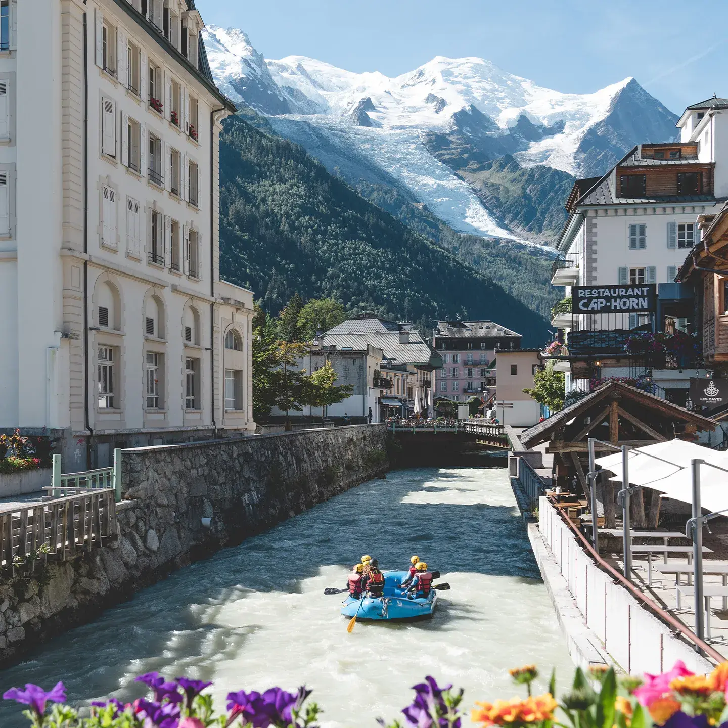 Kayakiste sur une rivière traversant la ville de Chamonix 