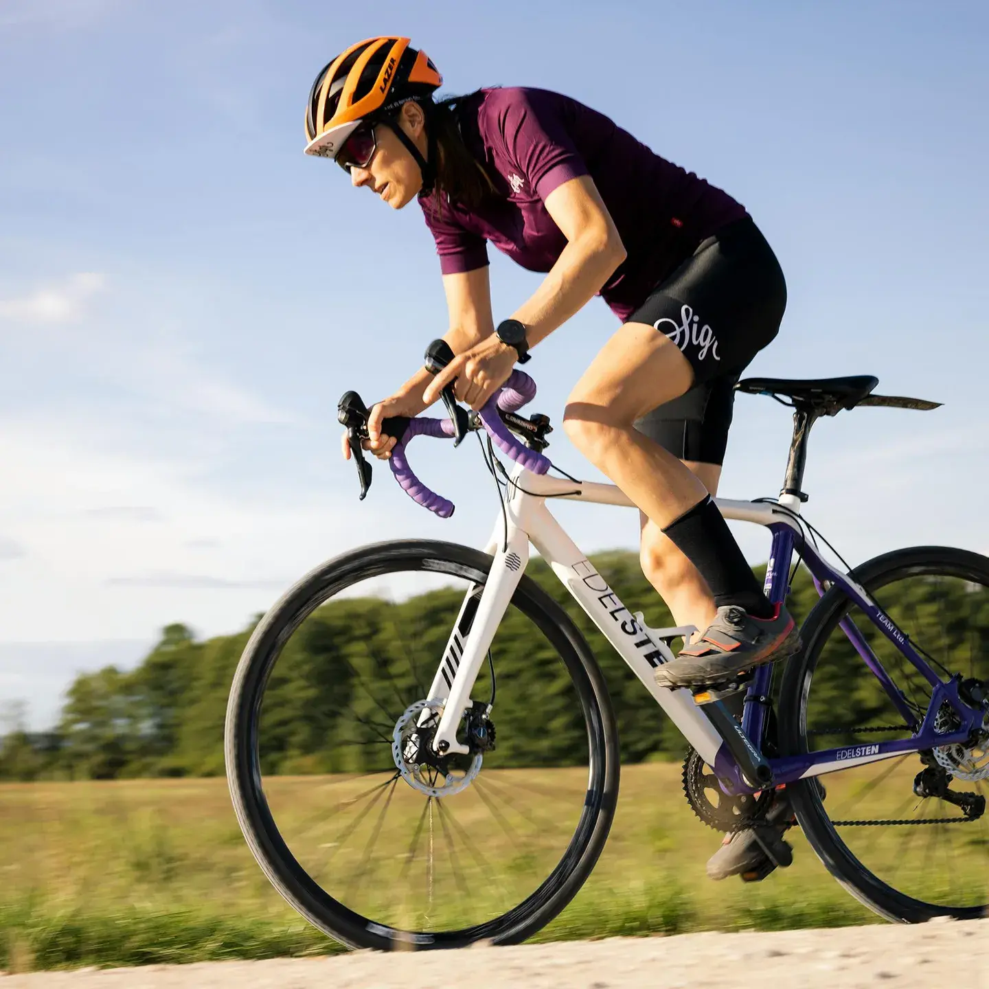 Cycliste en plein effort sur un chemin