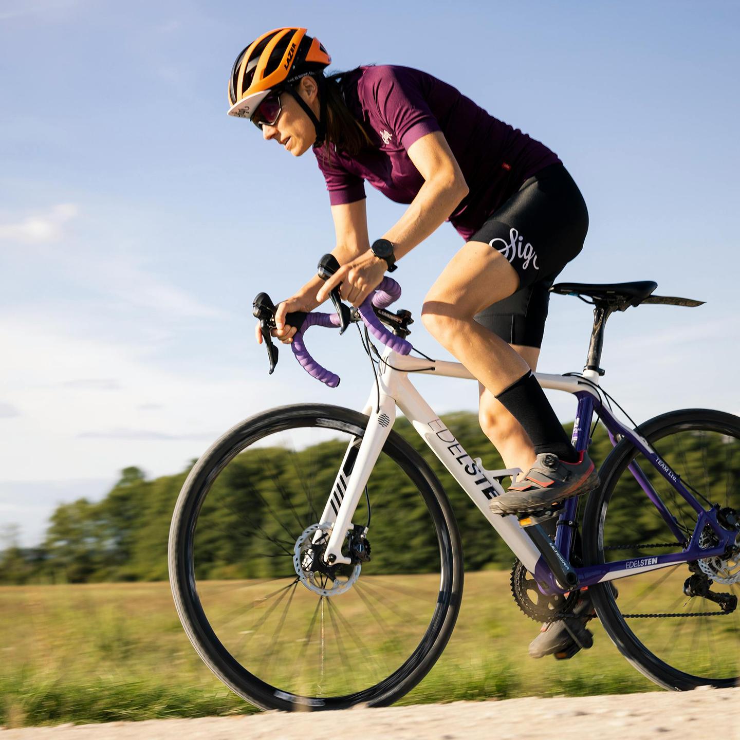 Cycliste en plein effort sur un chemin