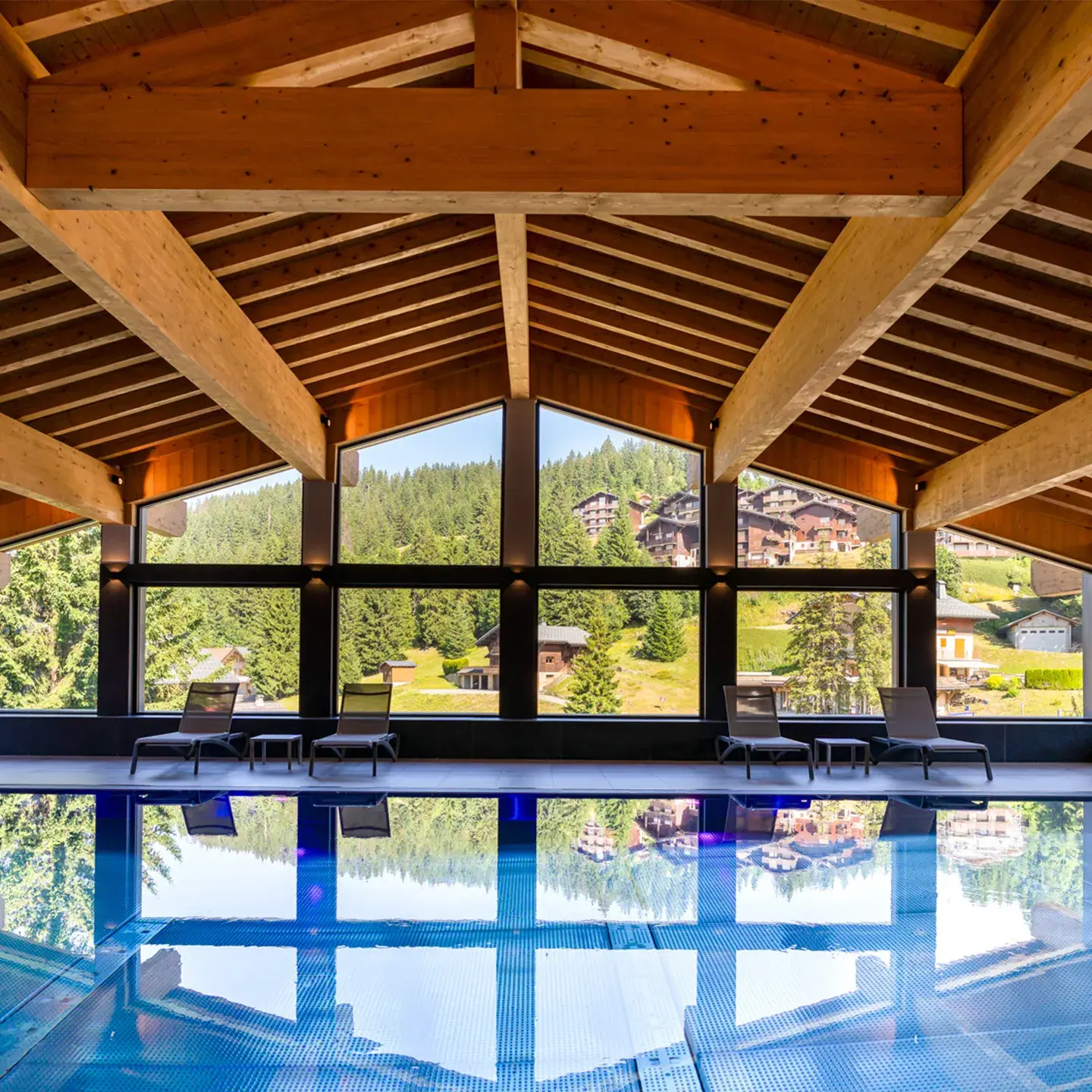Piscine du Spa Montagnes du Monde® du Hameau de l'Ours à Manigod La Croix-Fry, en été