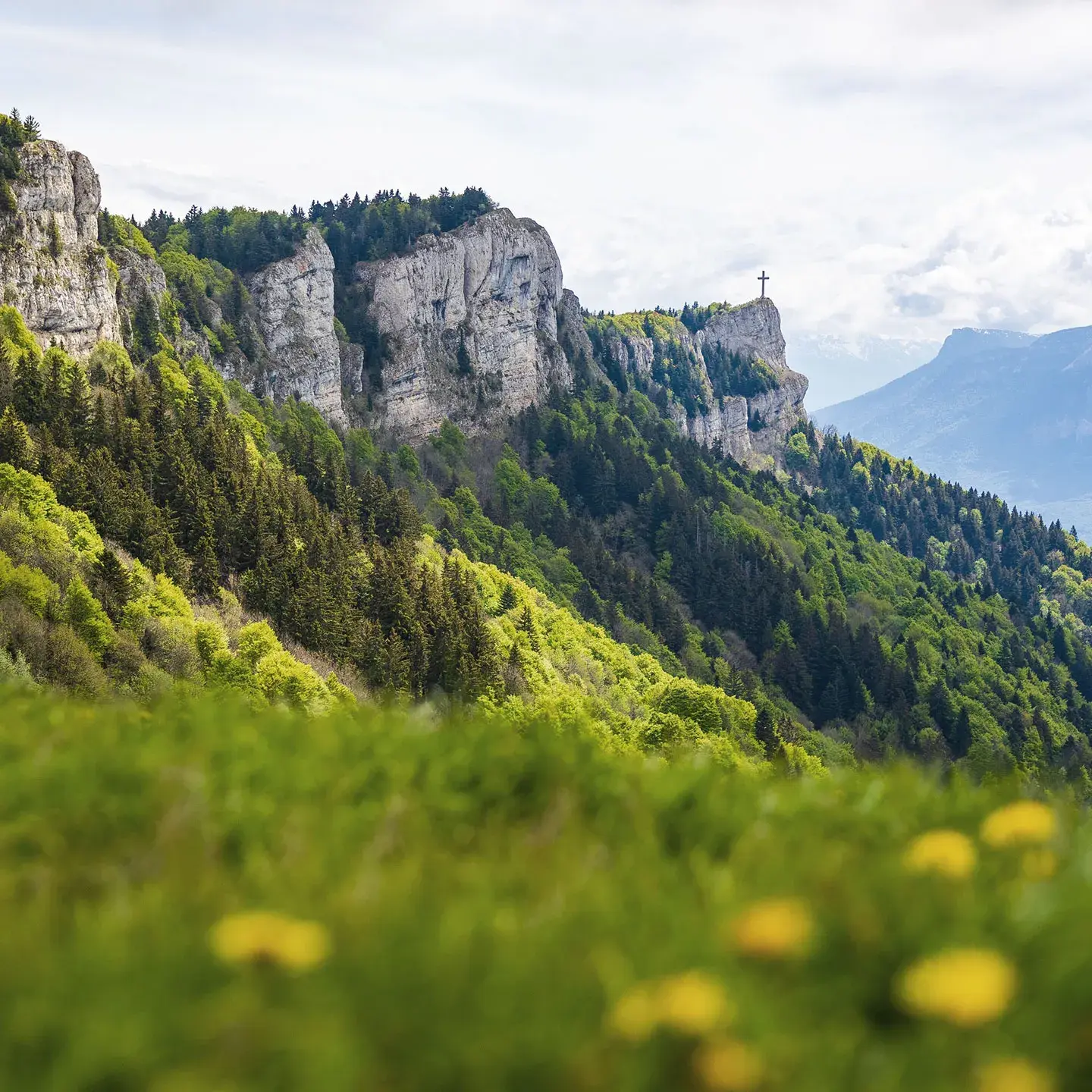 Croix du Nivolet en été qui surplombe la ville de Chambéry