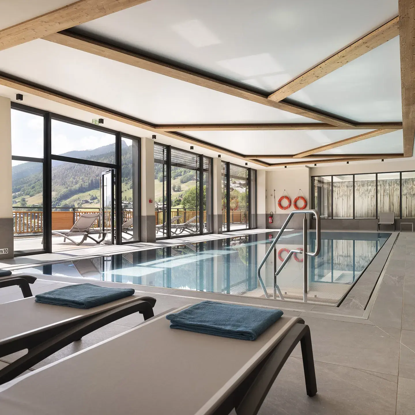 Piscine des Chalets de Joy en été