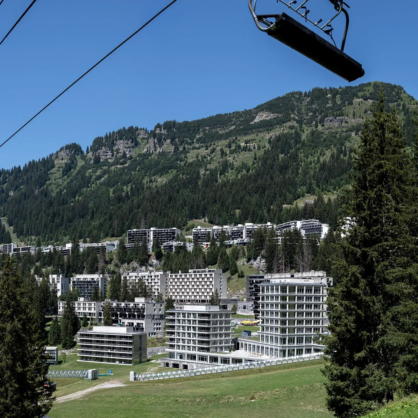 Extérieur en été de la résidence Alhéna à Flaine
