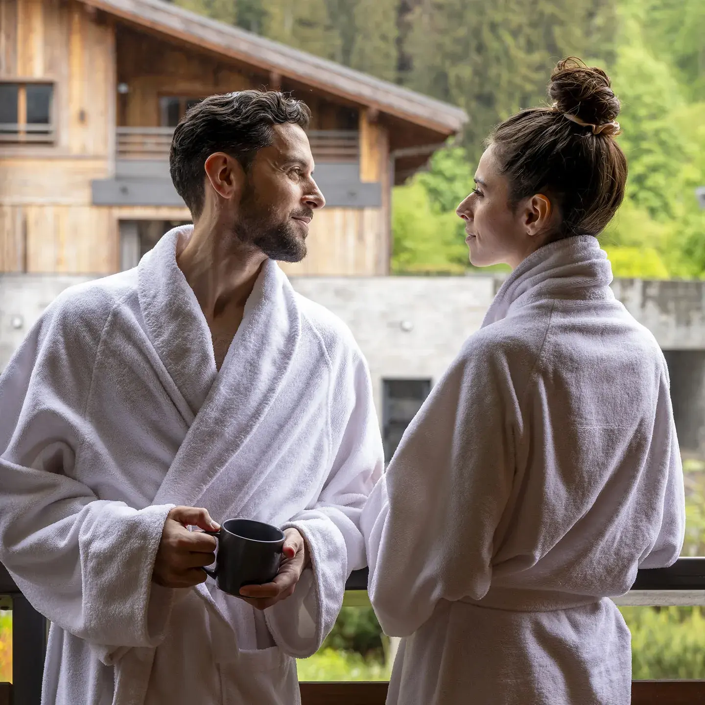 Un couple en peignoirs est en train de se regarder depuis le balcon d'une résidence MGM 