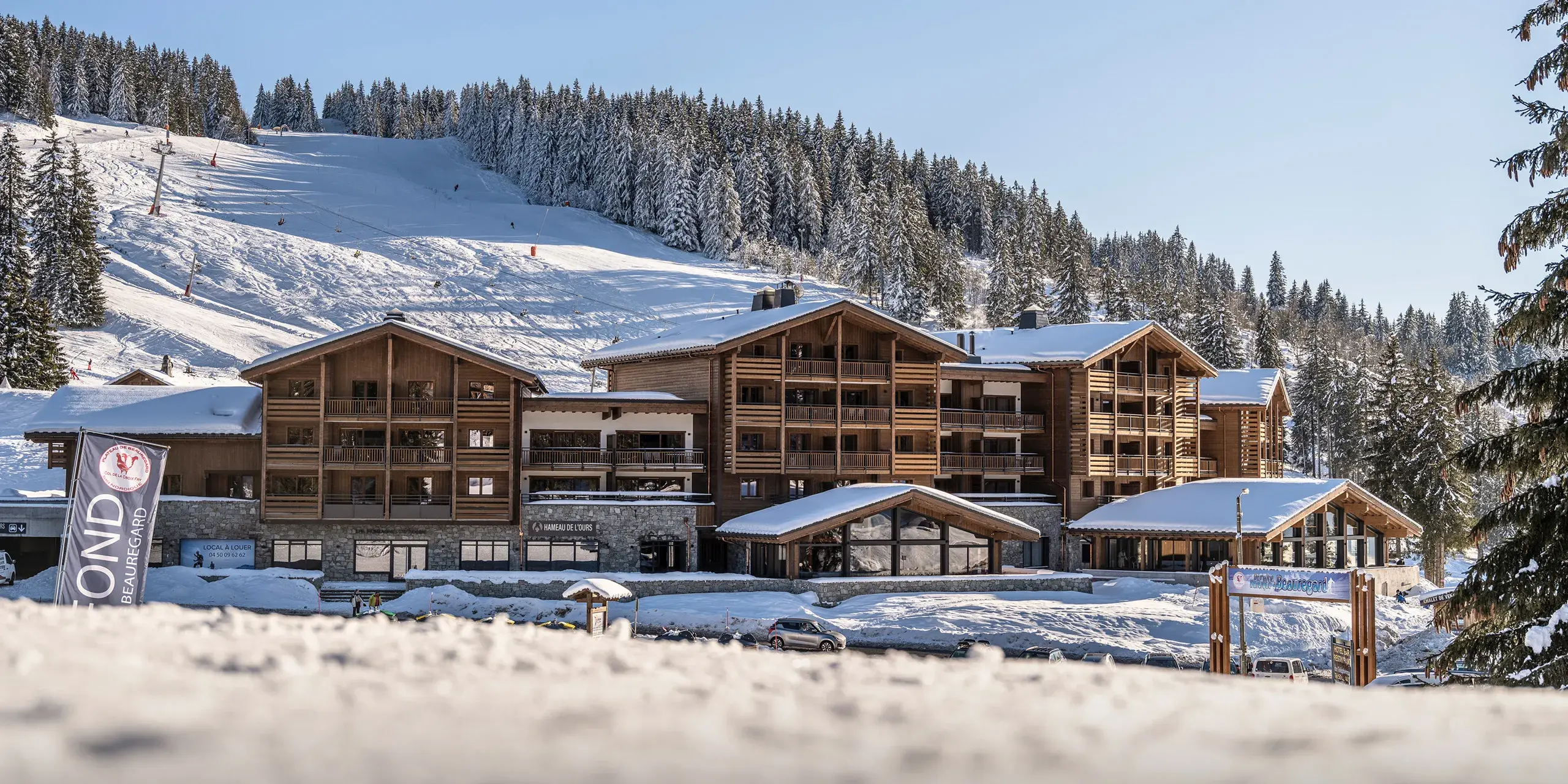Extérieur de la résidence Hameau de l'Ours à Manigod, en hiver