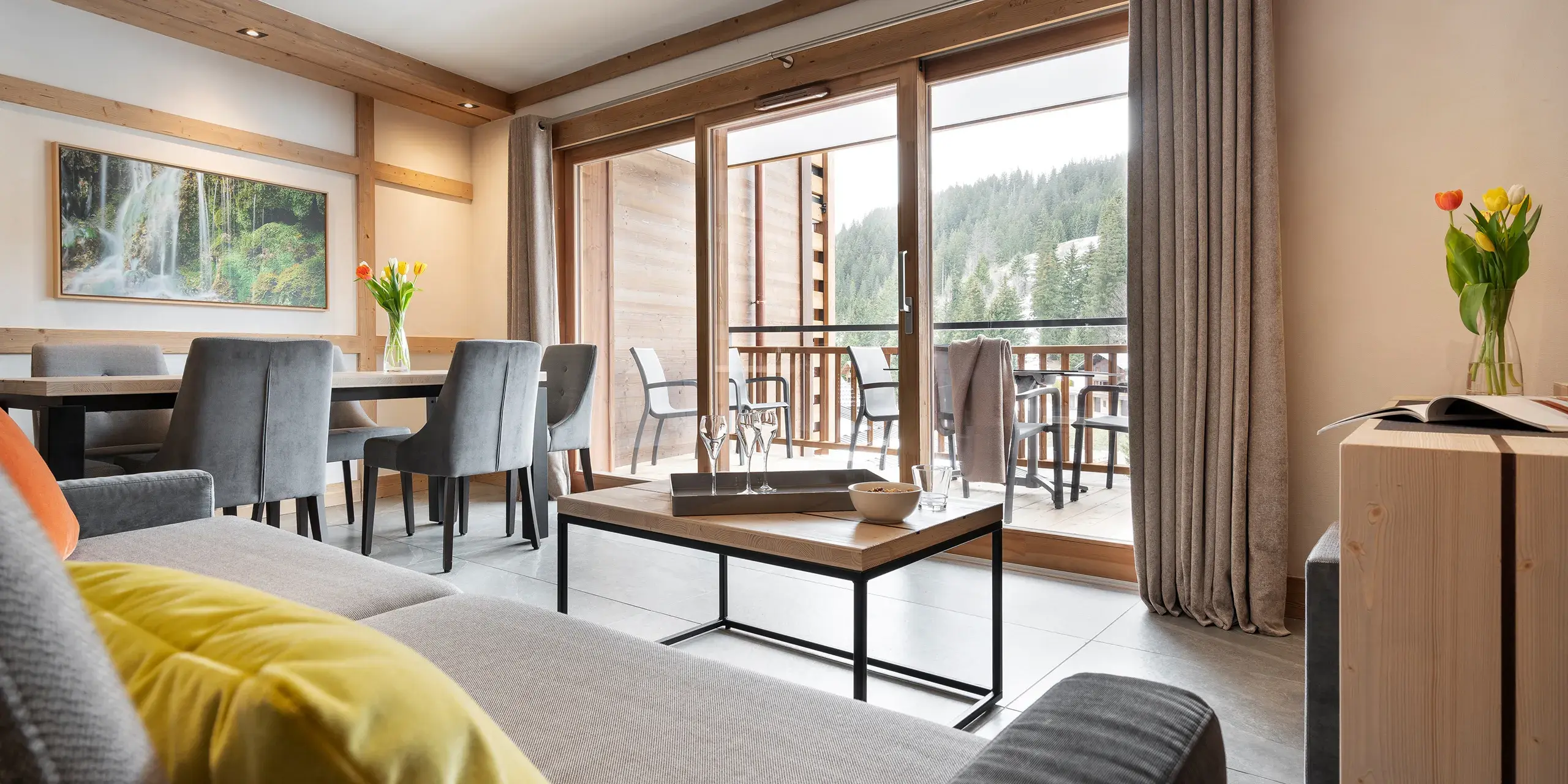 Salon avec vue sur l'extérieure d'un appartement à vendre au Hameau de l'Ours à Manigod
