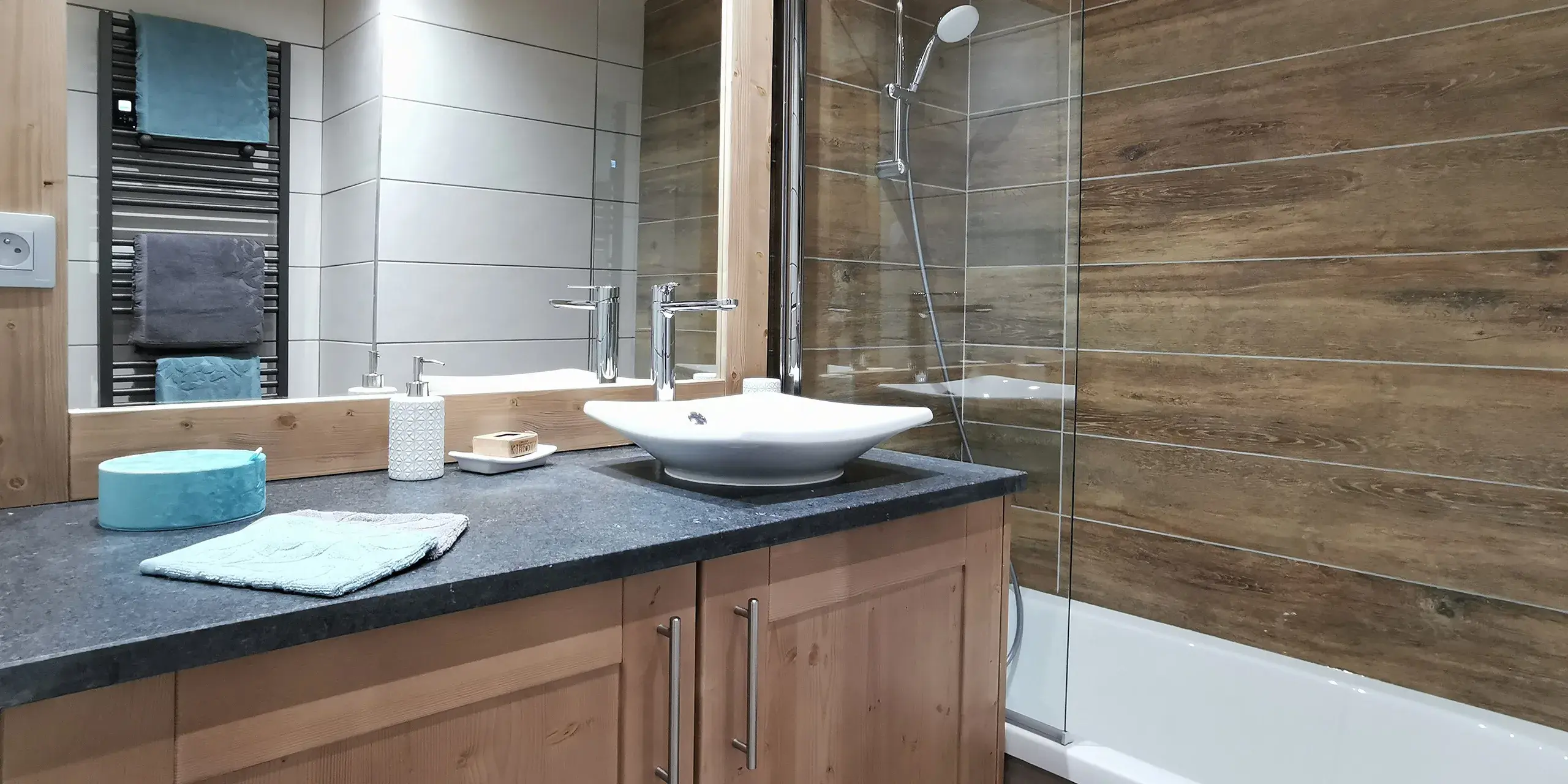 Salle de bains avec baignoire du Chalet Caribou aux Saisies