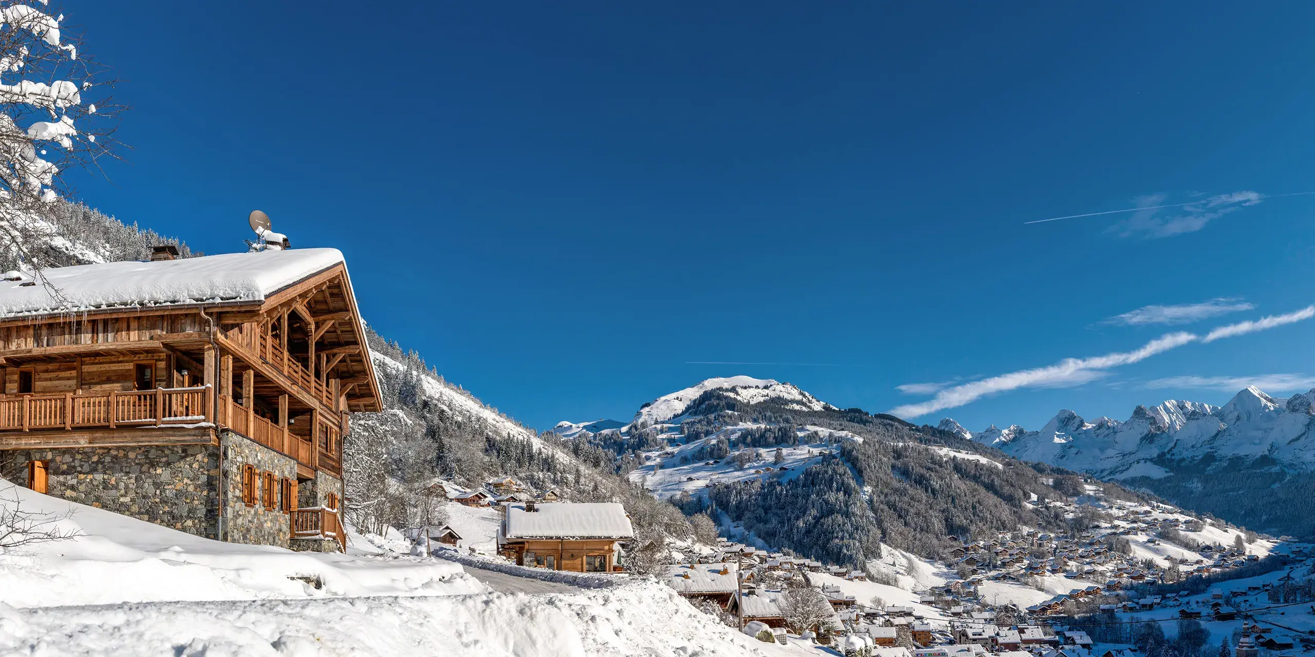 La Ferme de Juliette au Grand-Bornand, façade extérieure du chalet de prestige avec panorama sur les sommets enneigés