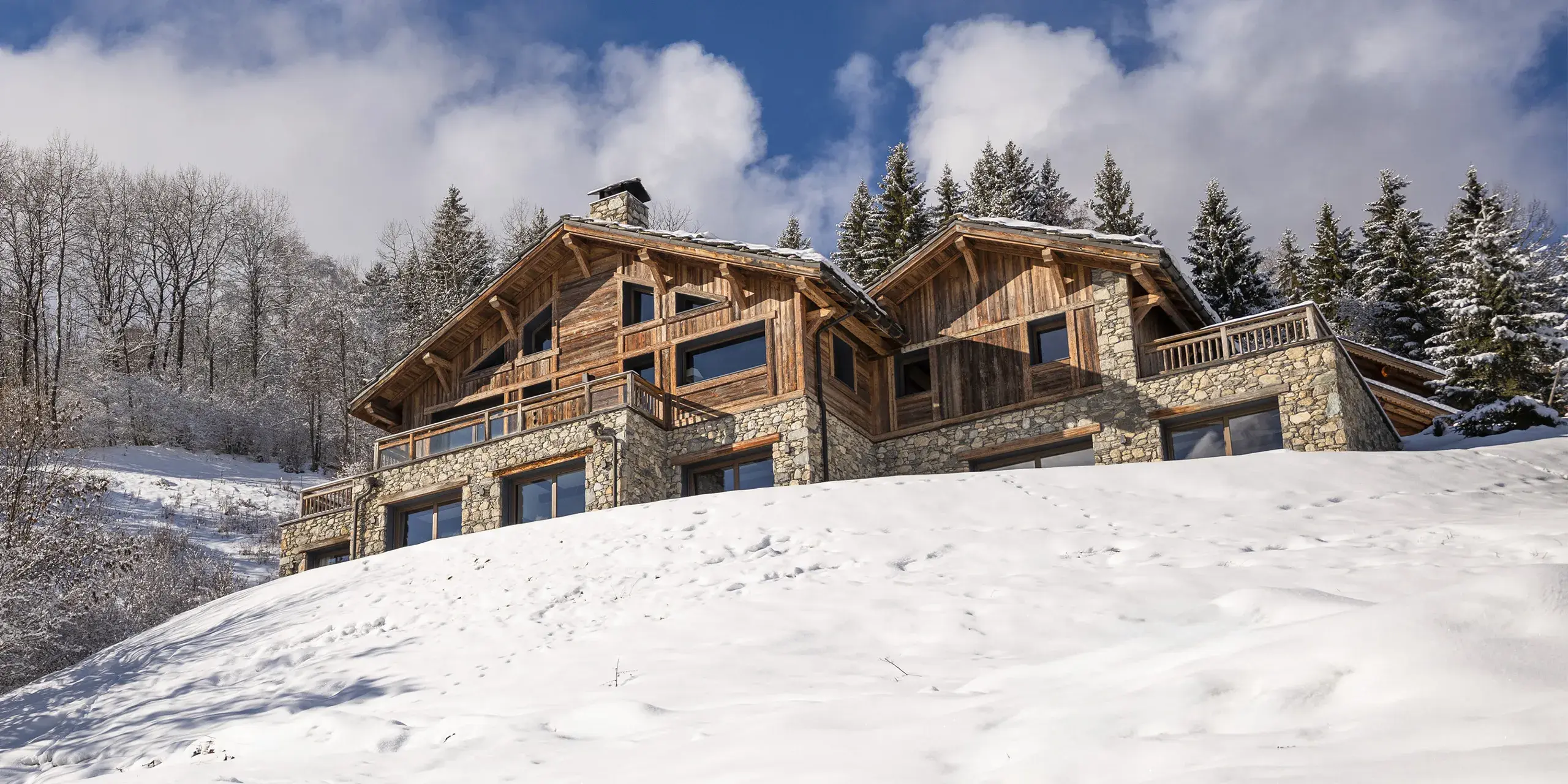 Chalet Apsara à Méribel, façade extérieure du chalet de prestige en hiver