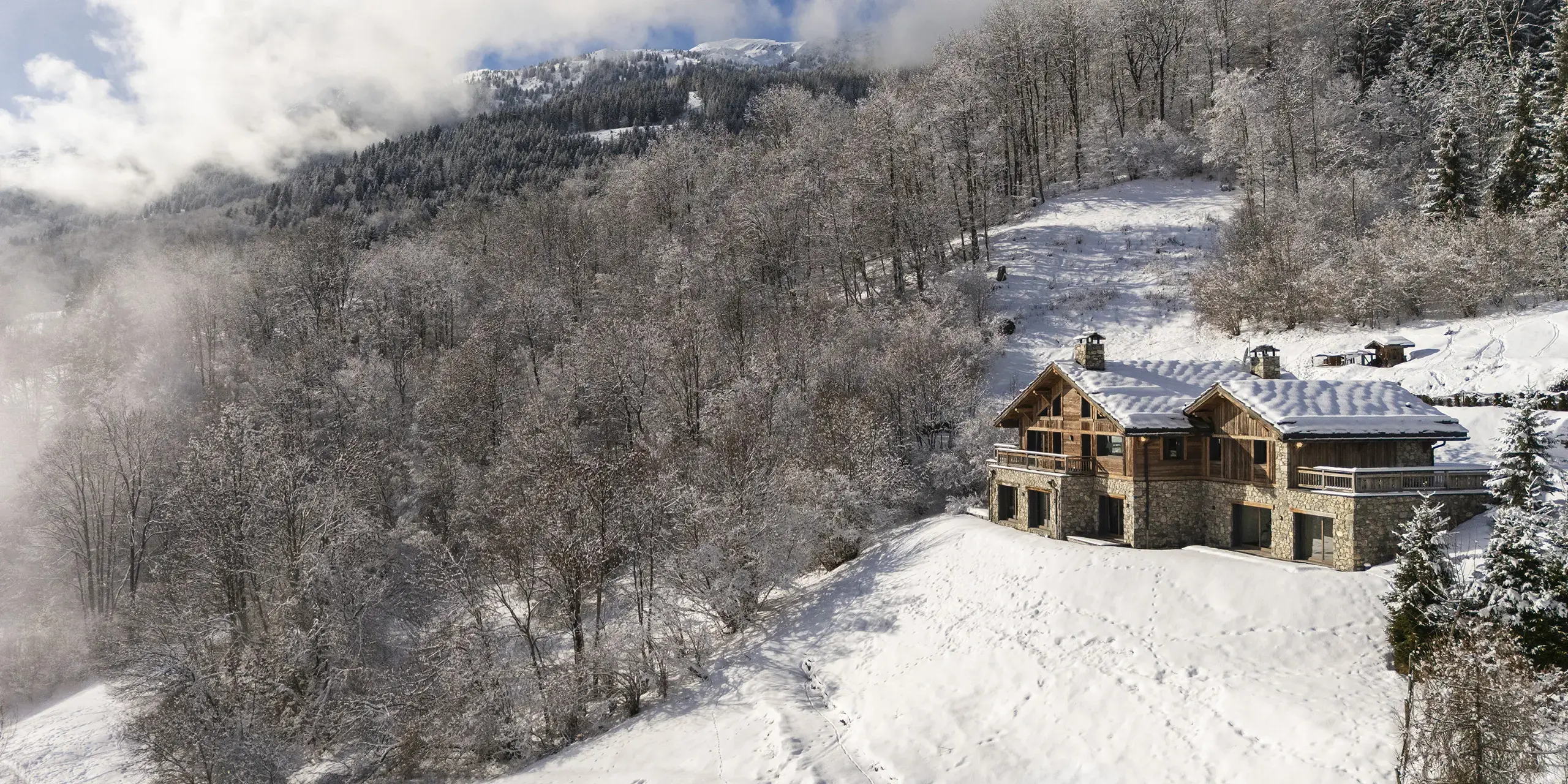 Chalet Apsara à Méribel, panorama aérien du chalet de prestige en hiver