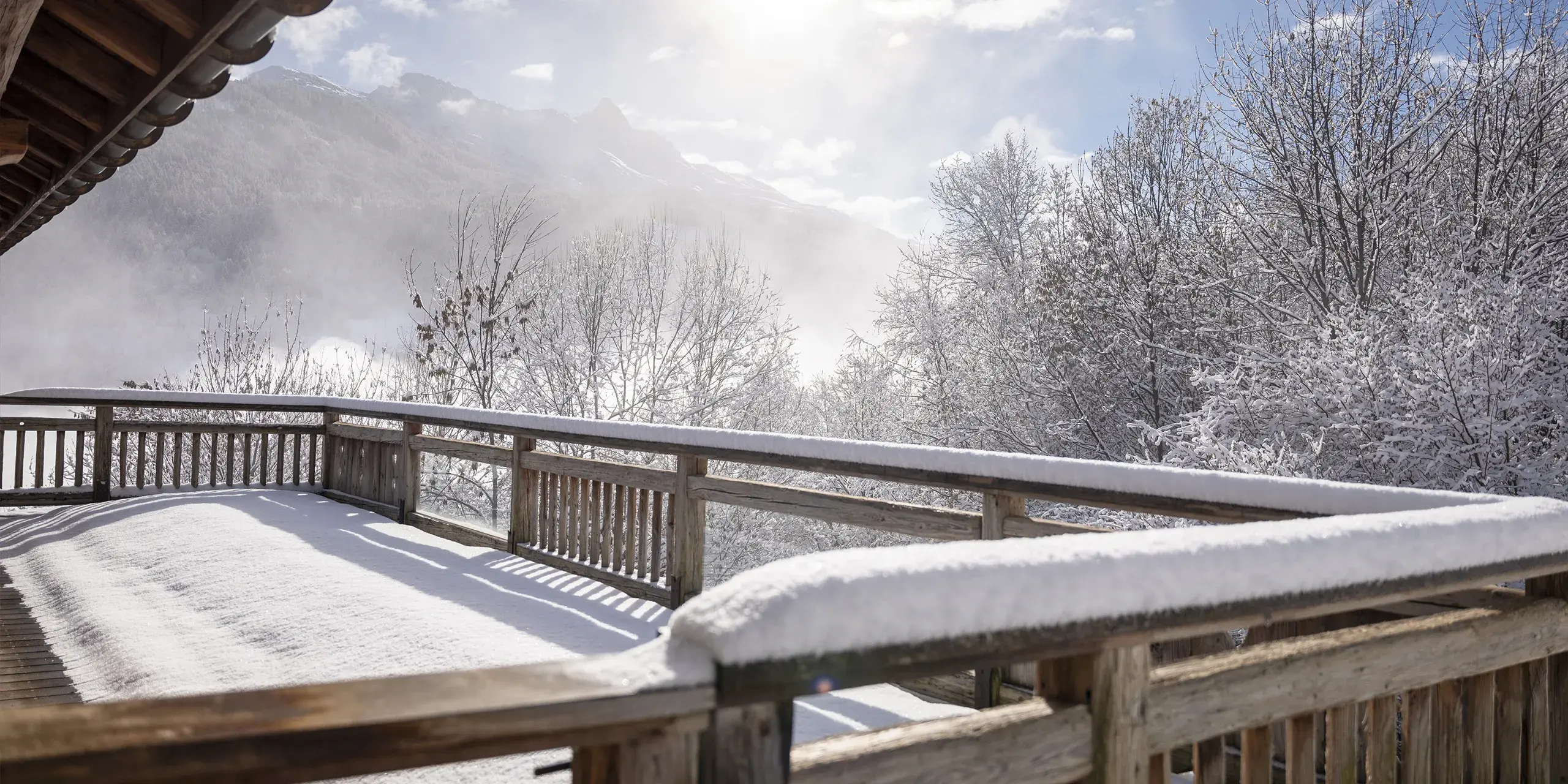 Balcon extérieur du Chalet Apsara à Méribel, chalet de prestige face aux sommets enneigés