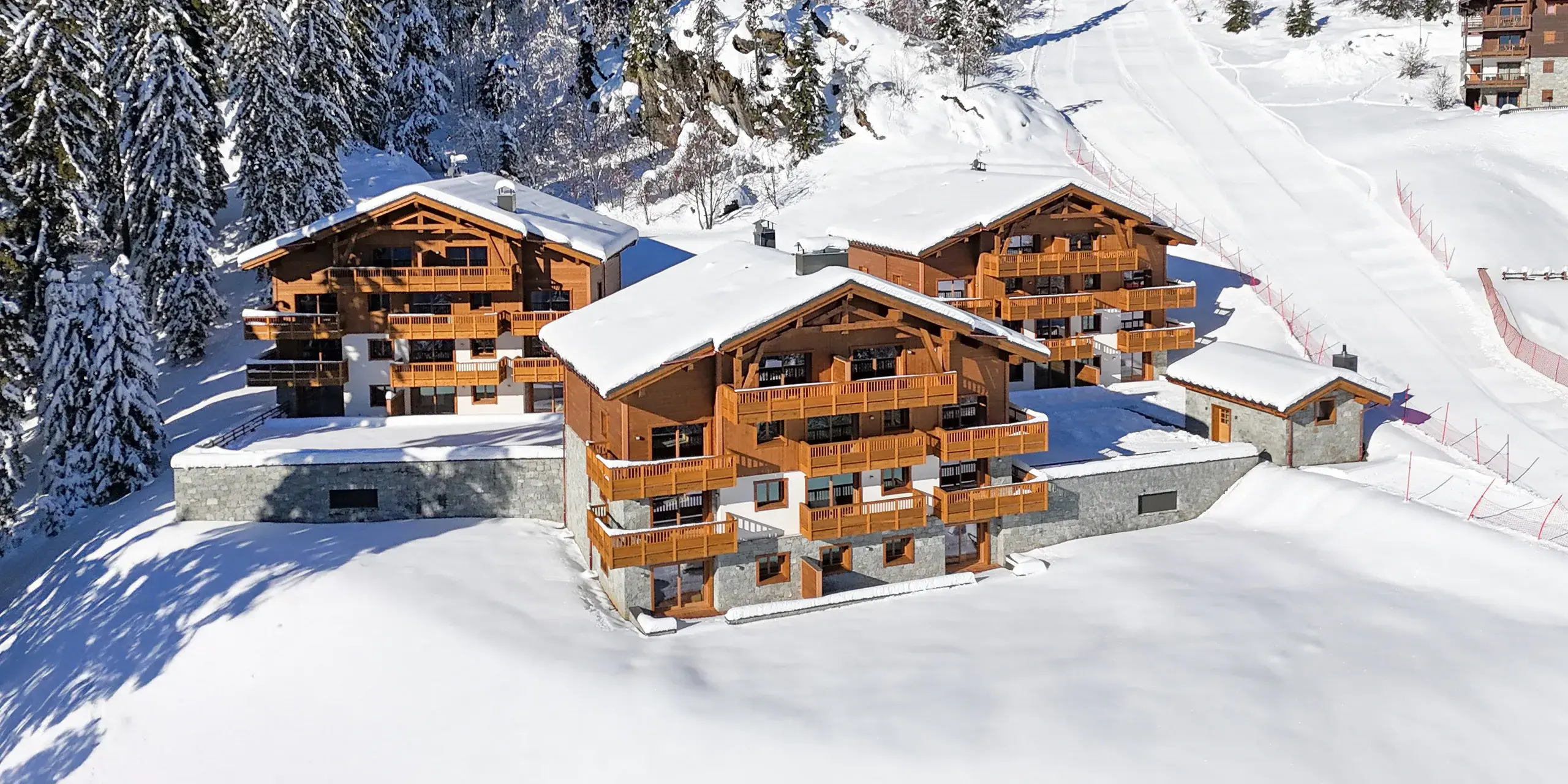 Chalets Myrna aux Saisies, extérieur enneigé avec vue sur les pistes de ski