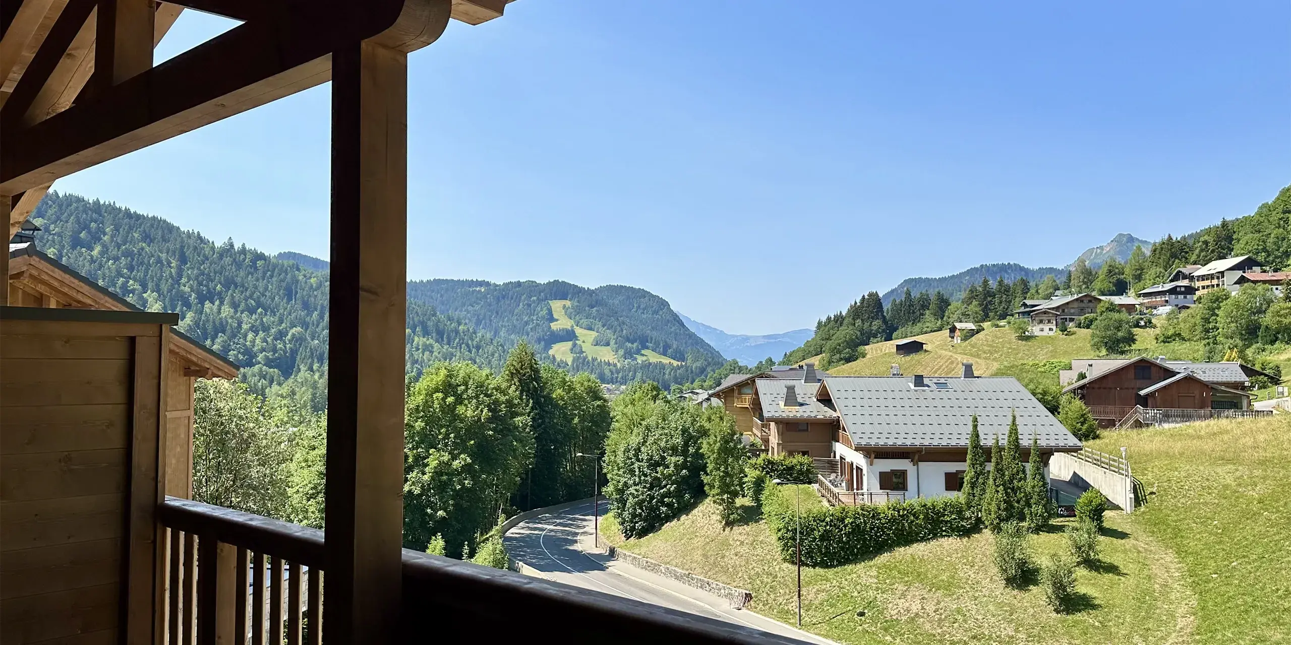 Vue panoramique en été depuis un balcon des Chalets Séléna aux Gets