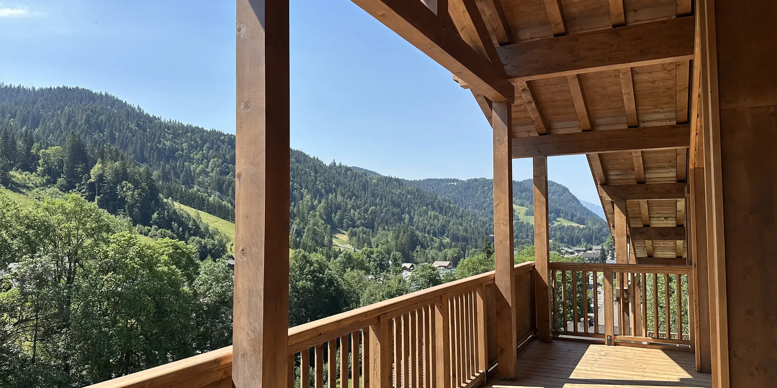 Panorama sur les montagnes en été depuis le balcon d’un appartement des Chalets Séléna aux Gets