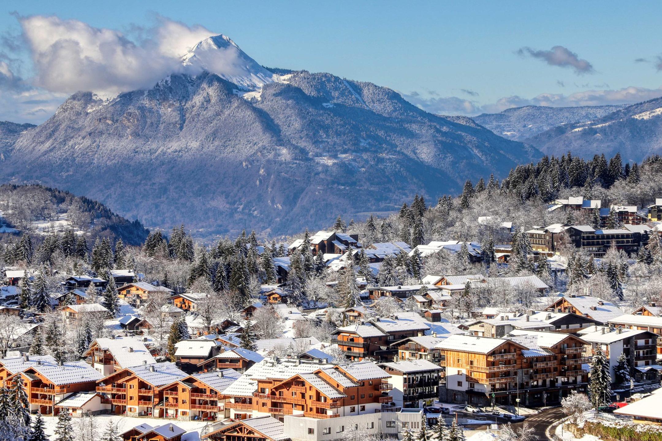 Village des Carroz sous la neige
