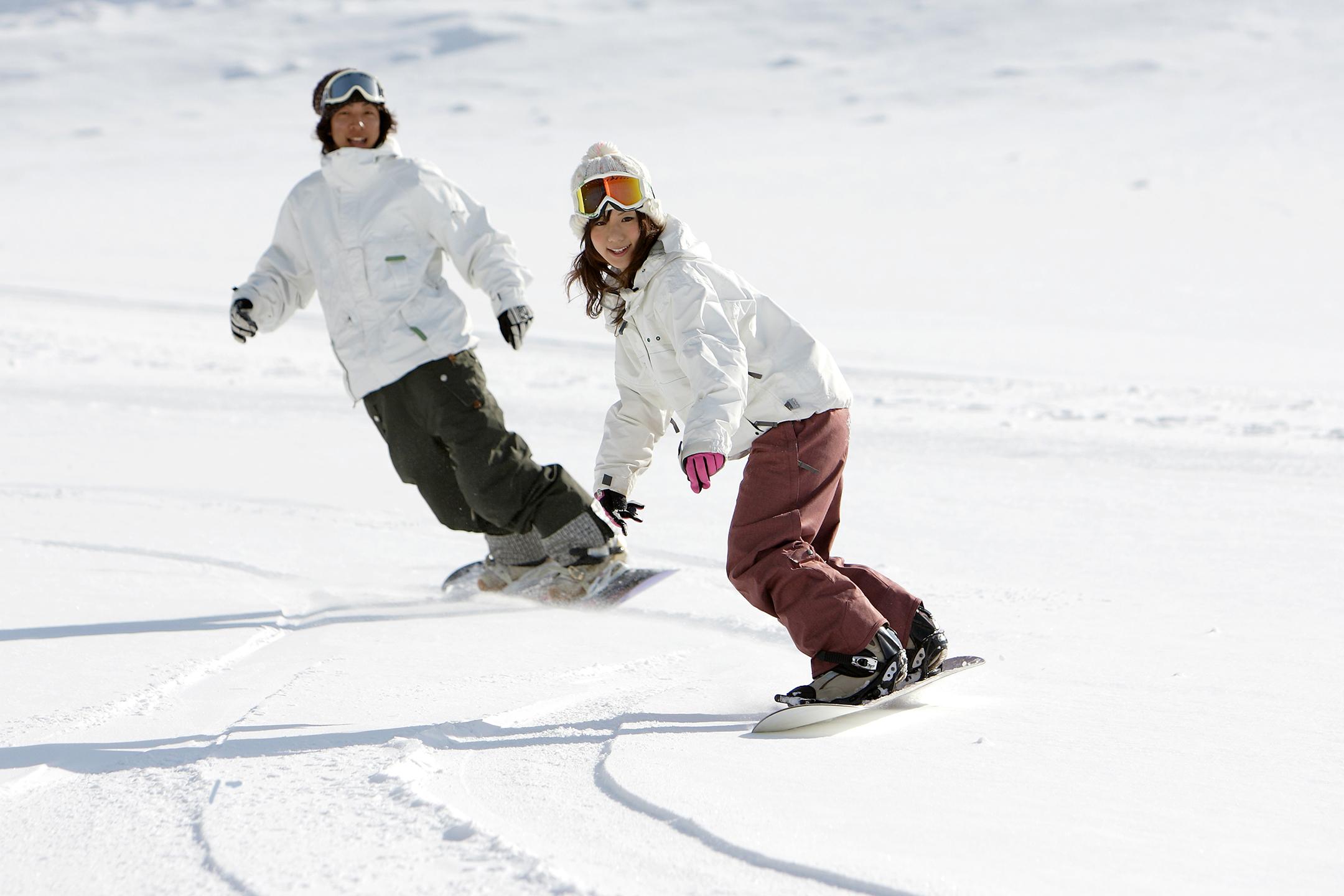 deux snowborders sur les pistes de ski