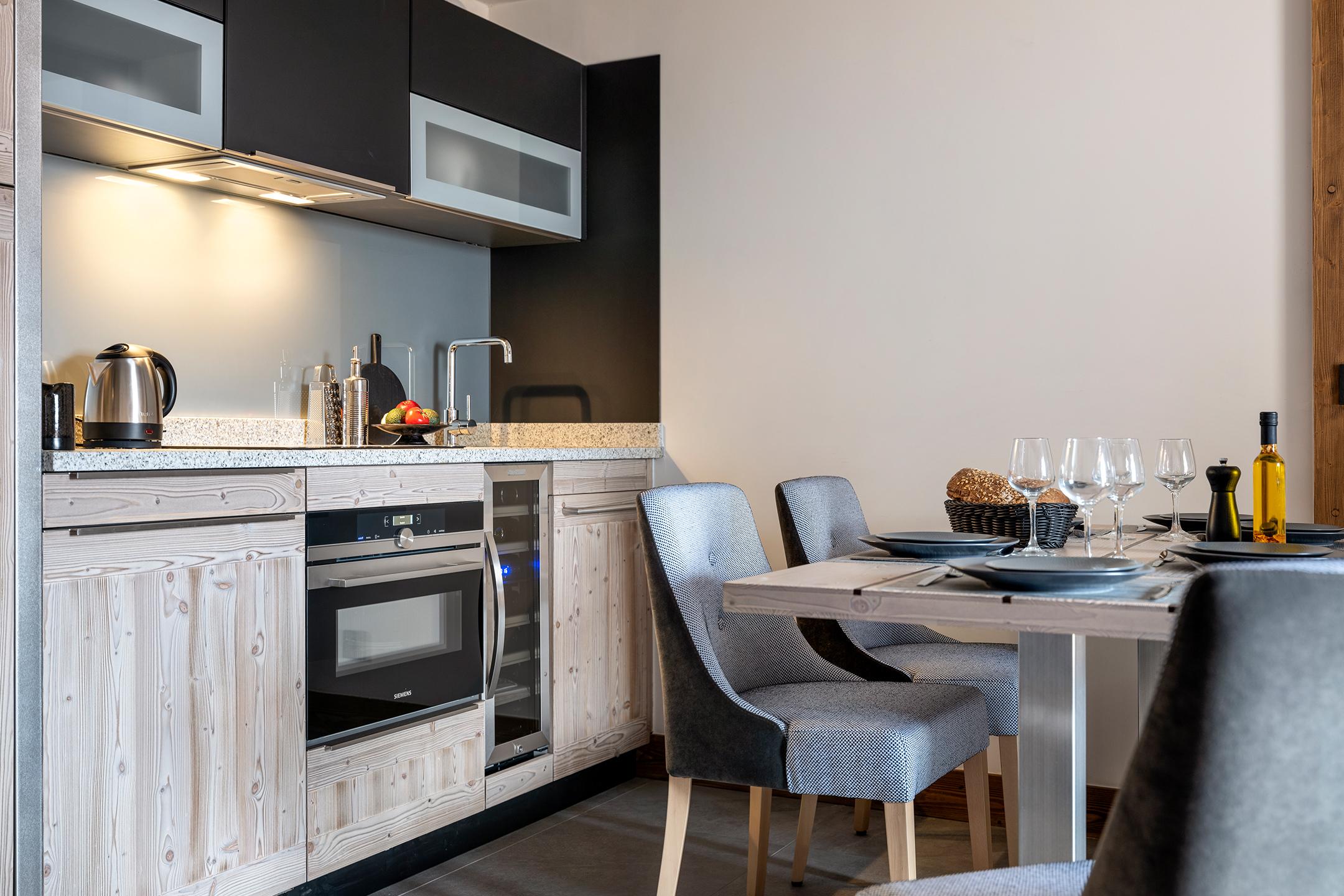 Cuisine d'un appartement à vendre aux Contamines Montjoie dans la résidence Chalets Láska