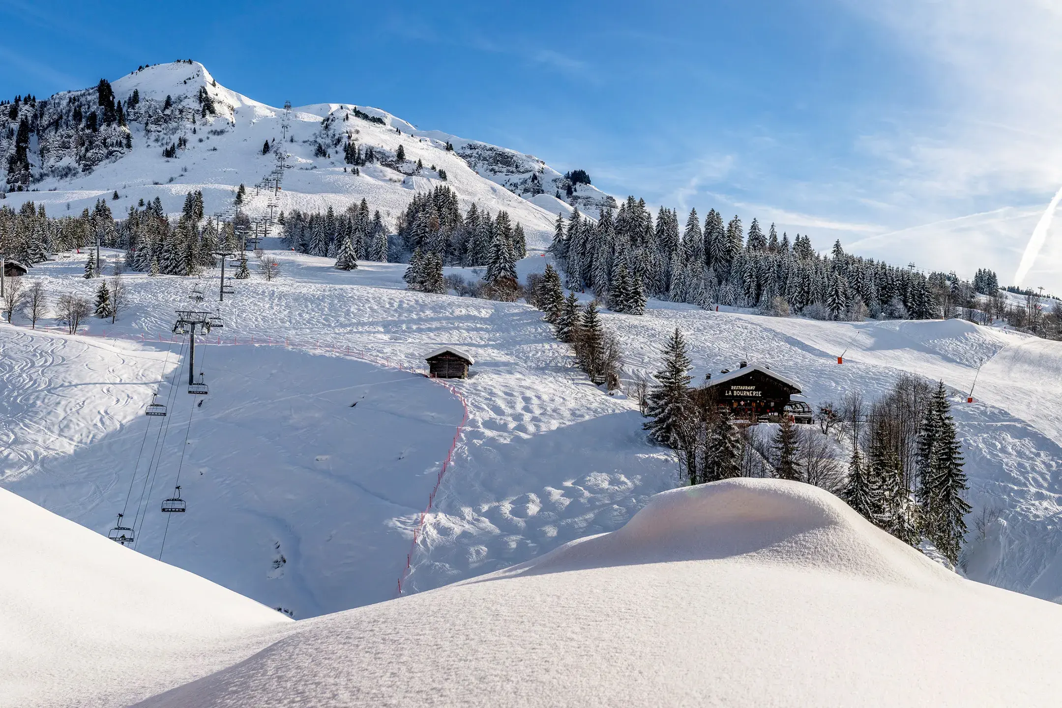Panorama depuis les pistes sur le massif des aravis