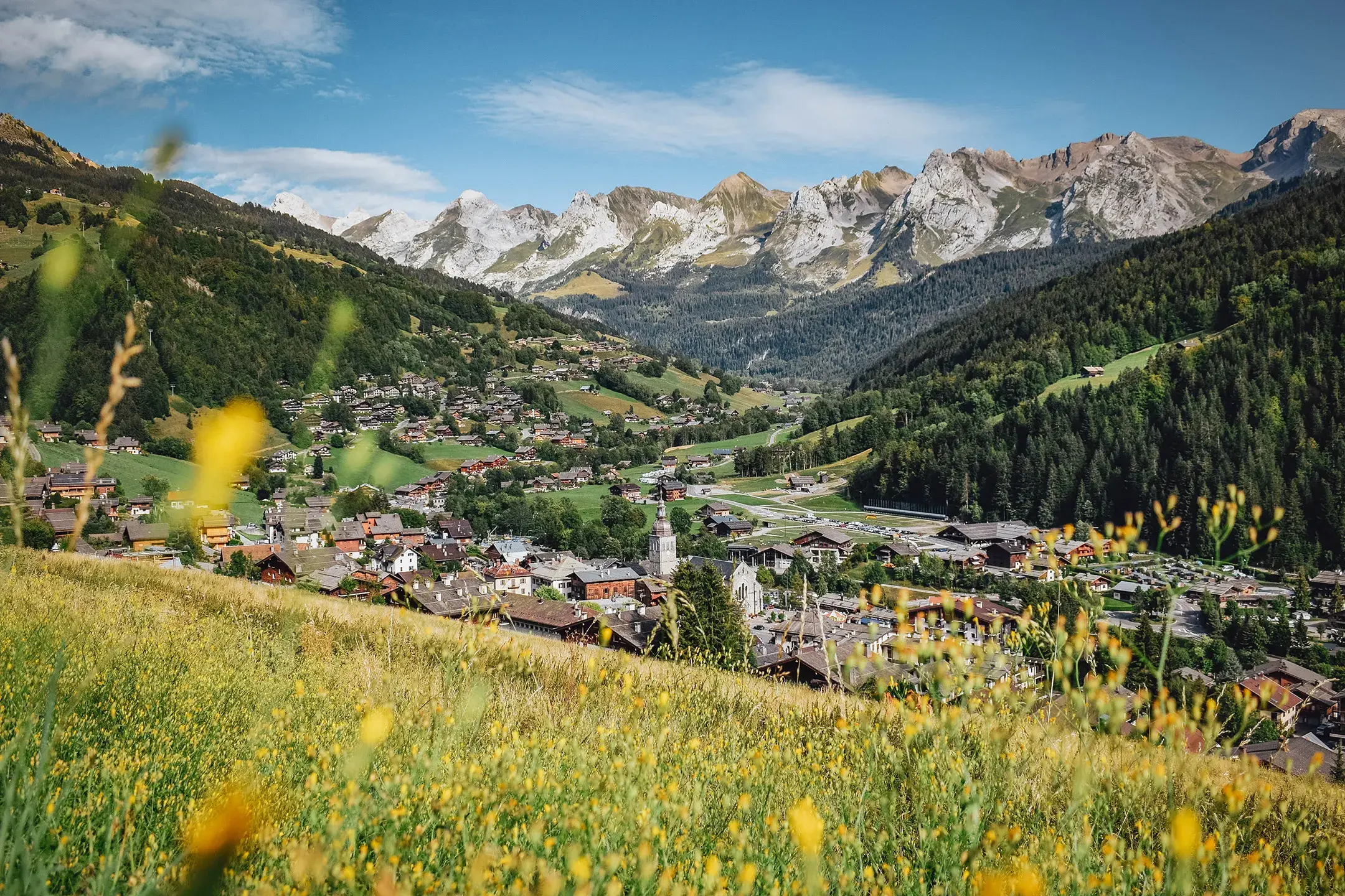 Vue panoramique du village du Grand-Bornand en été, dans les Alpes, en Haute-Savoie