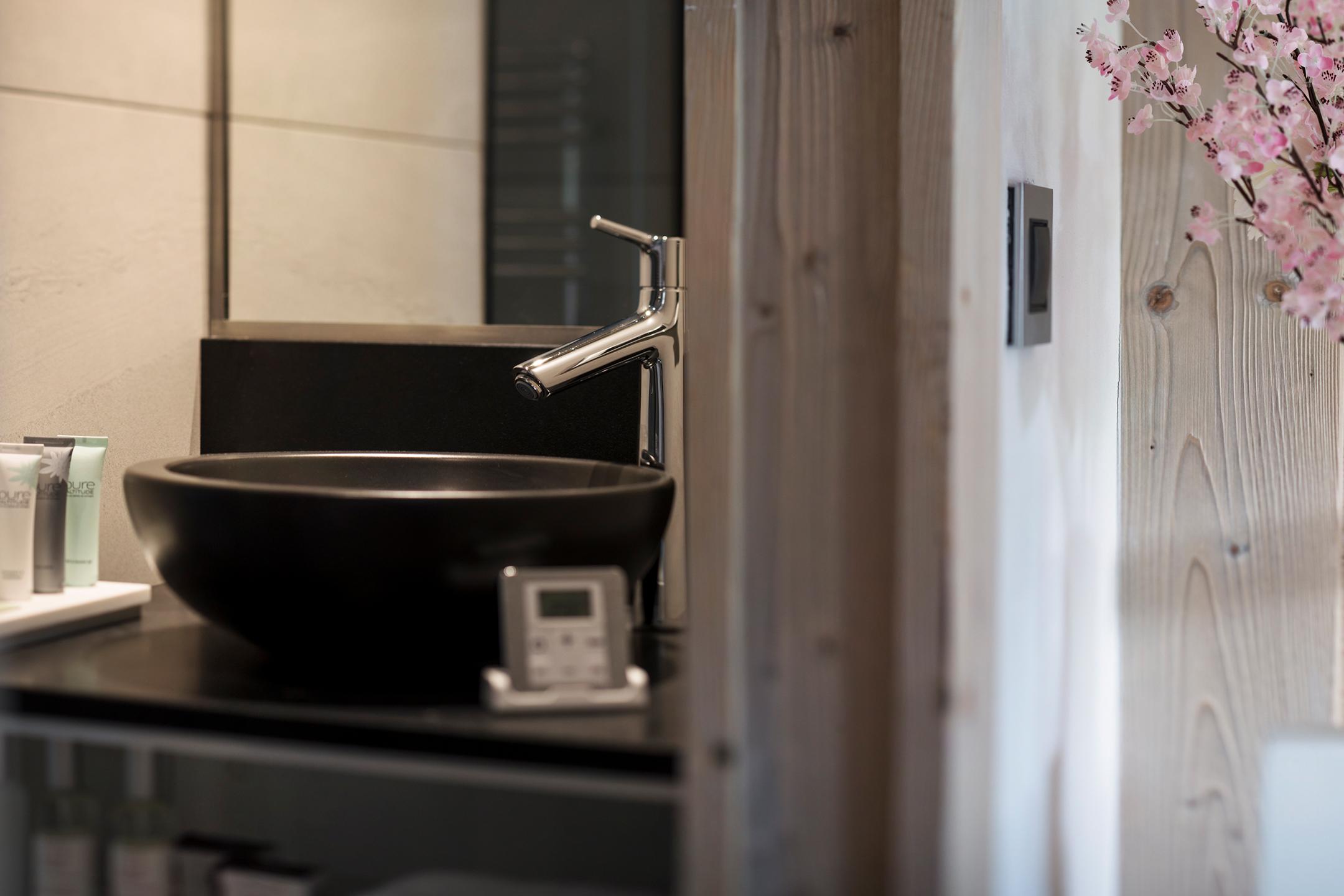 bouquet de fleurs dans salle de bain
