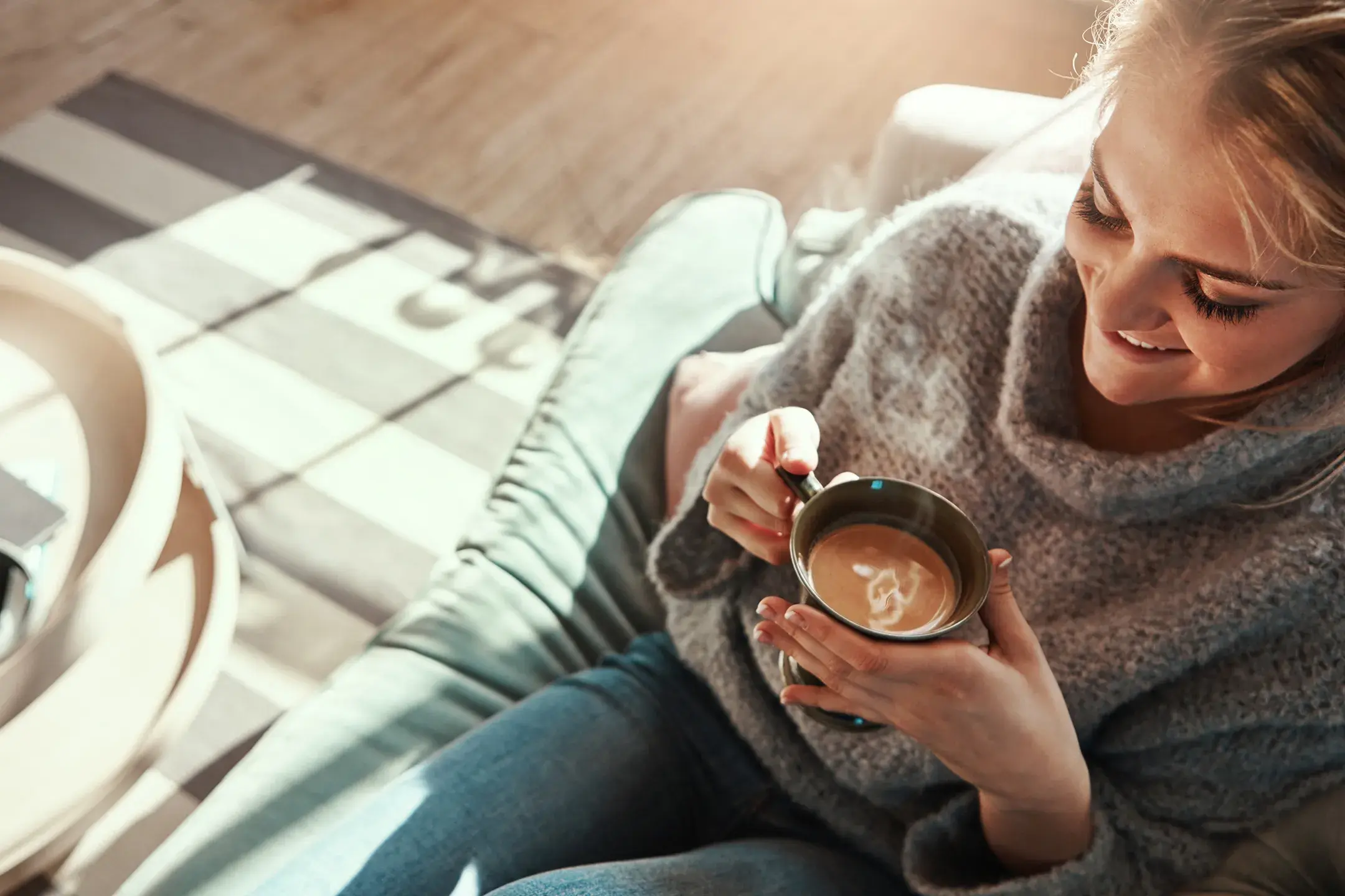 Les Carroz d'Arâches - Votre Appartement - Ambiance - Jeune femme en train de consommer un café