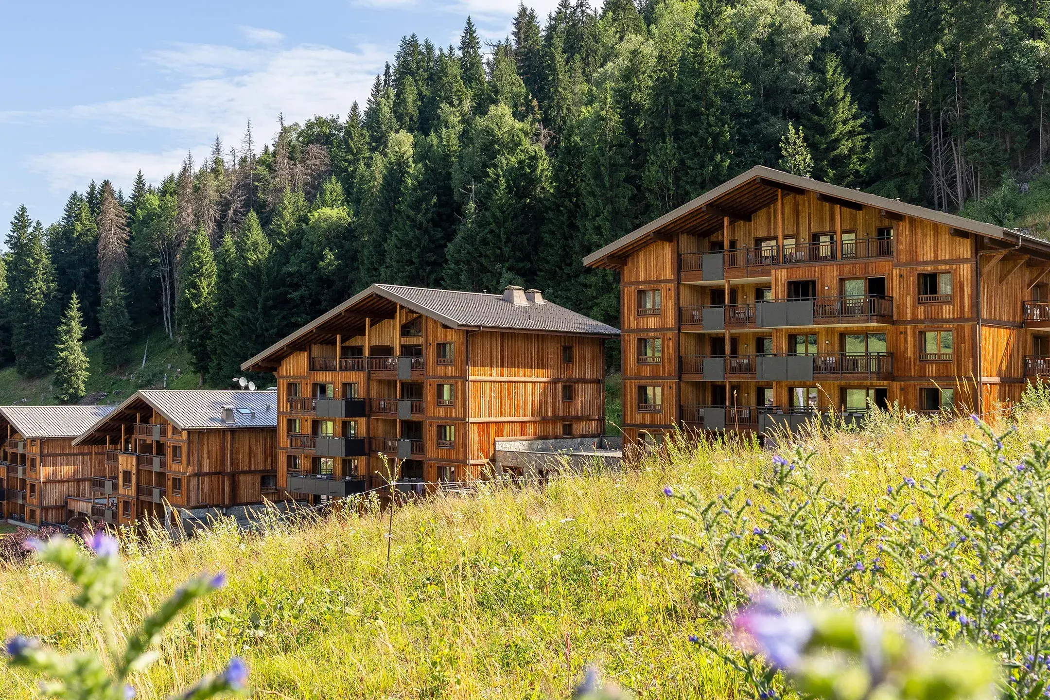 Architecture en cascade des Chalets Láska en été