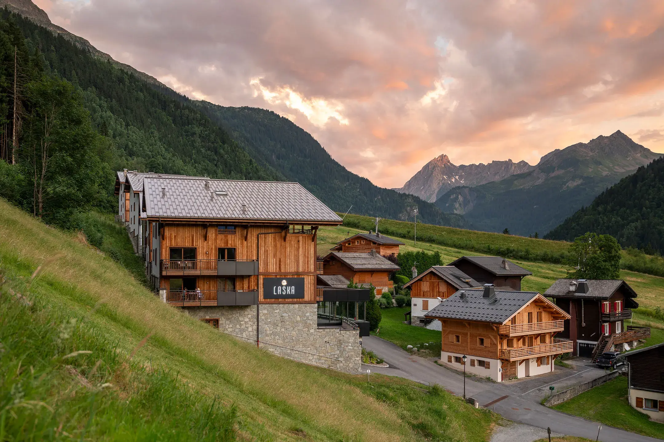 Vue extérieure des Chalets Láska en été au soleil couchant