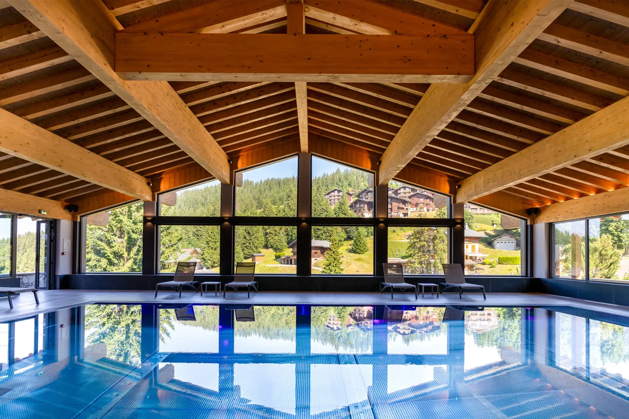Piscine du Spa Montagnes du Monde® du Hameau de l'Ours à Manigod La Croix-Fry, en été