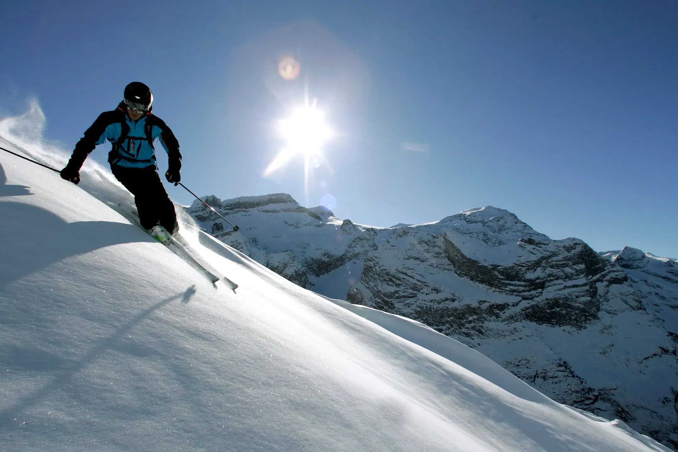 Ski à Pralognan-la-Vanoise, un skieur fait du hors-piste sous un temps ensoleillé