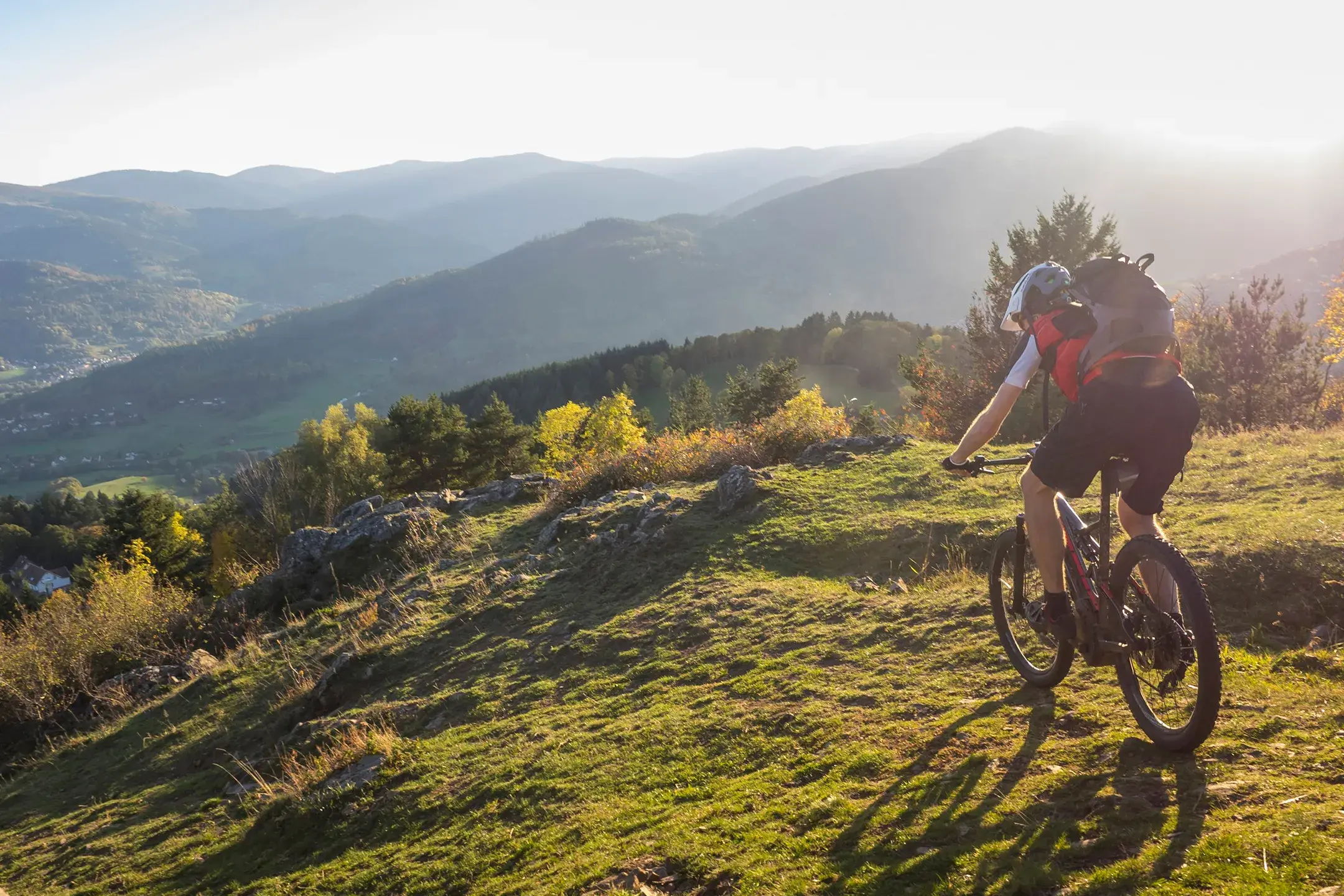 Un homme pratique du VTT, au coucher du soleil