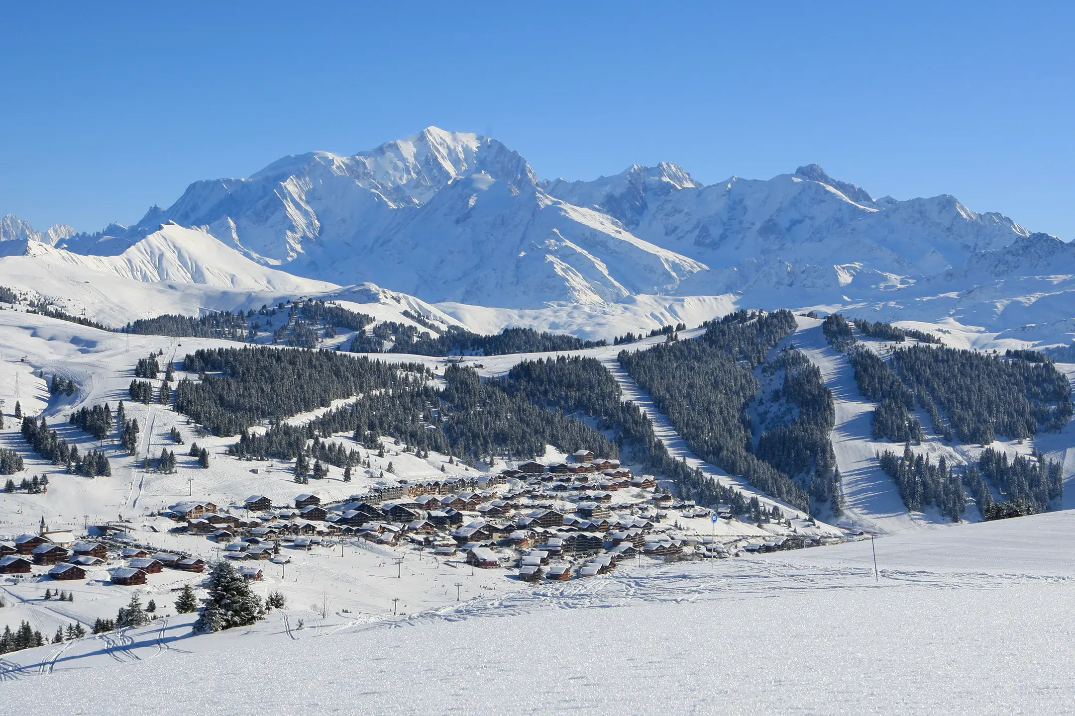 Beau panorama de la station des Saisies et de son domaine skiable, l'Espace Diamant, en hiver