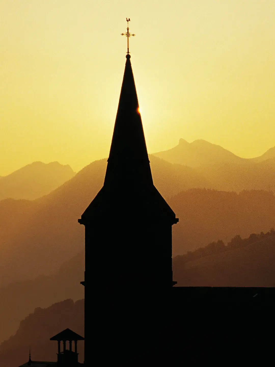 Clocher avec Dent d'Oche en fond au crépuscule 