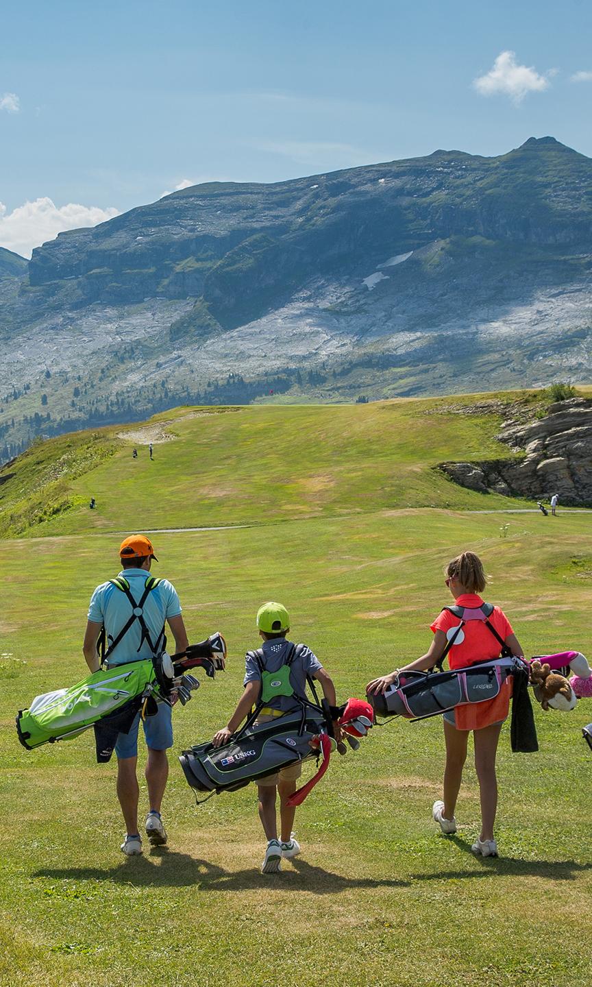 Un groupe de personnes s'apprêtent à jour au golf de Flaine